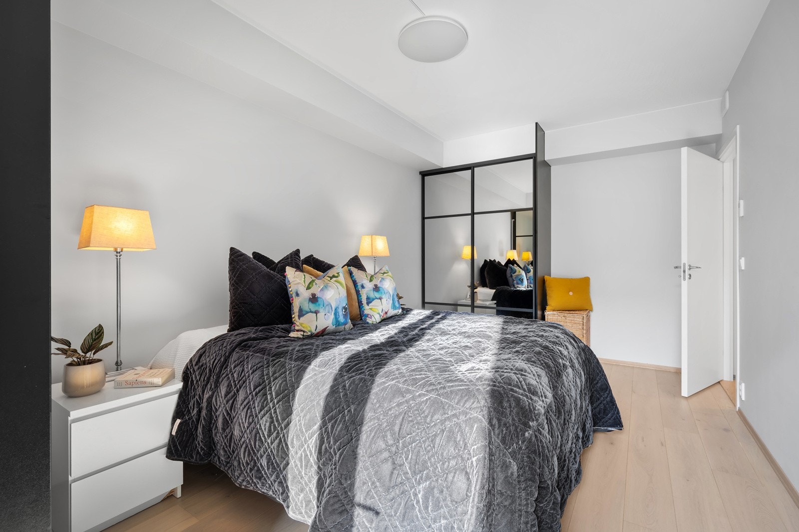 Hovedsoverommet er romslig med skyvedørsgarderobe med speilfronter. Galleribilde