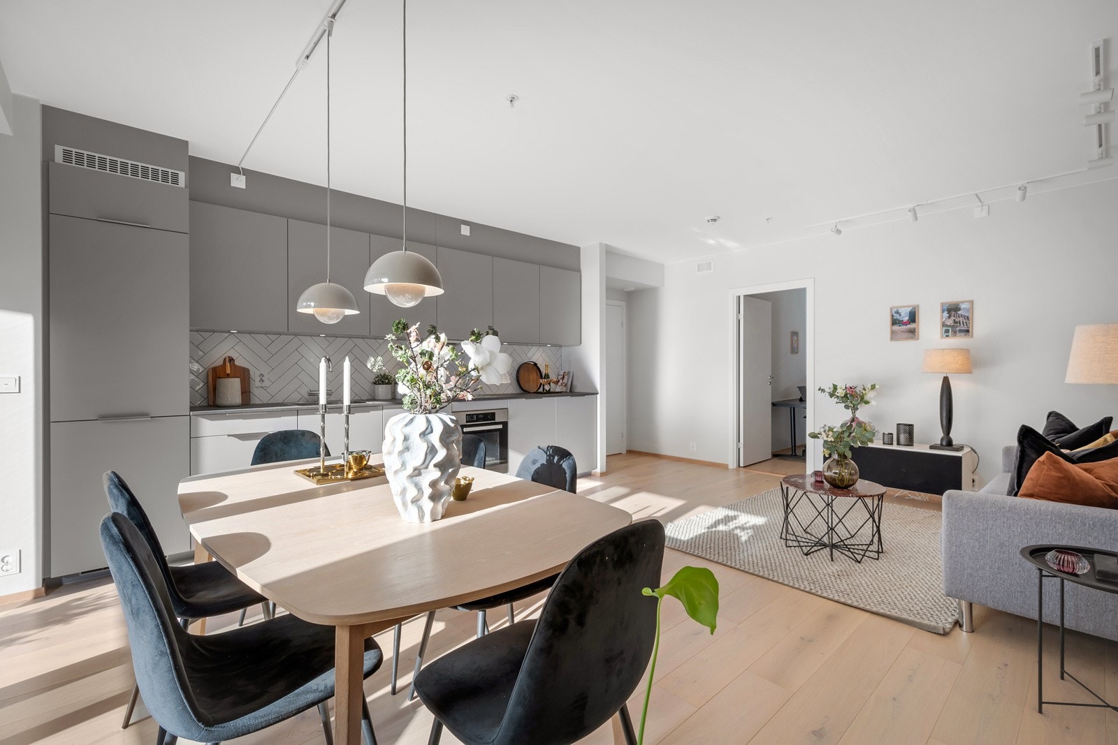Rommet har også plass for et lengre spisebord. Galleribilde