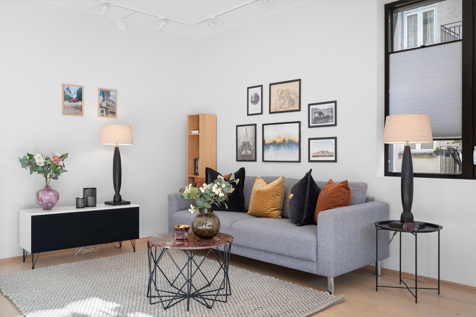 Det er god plass til sofagruppe og tilhørende tv-møblement. Galleribilde