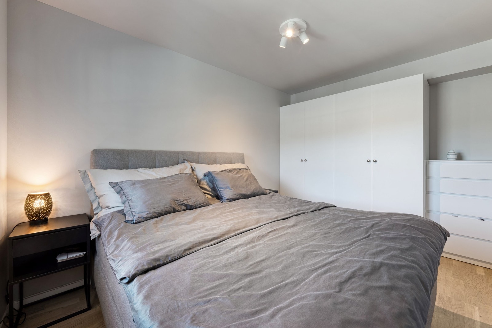 Hovedsoverom med garderobe og plass til kingsize seng Galleribilde