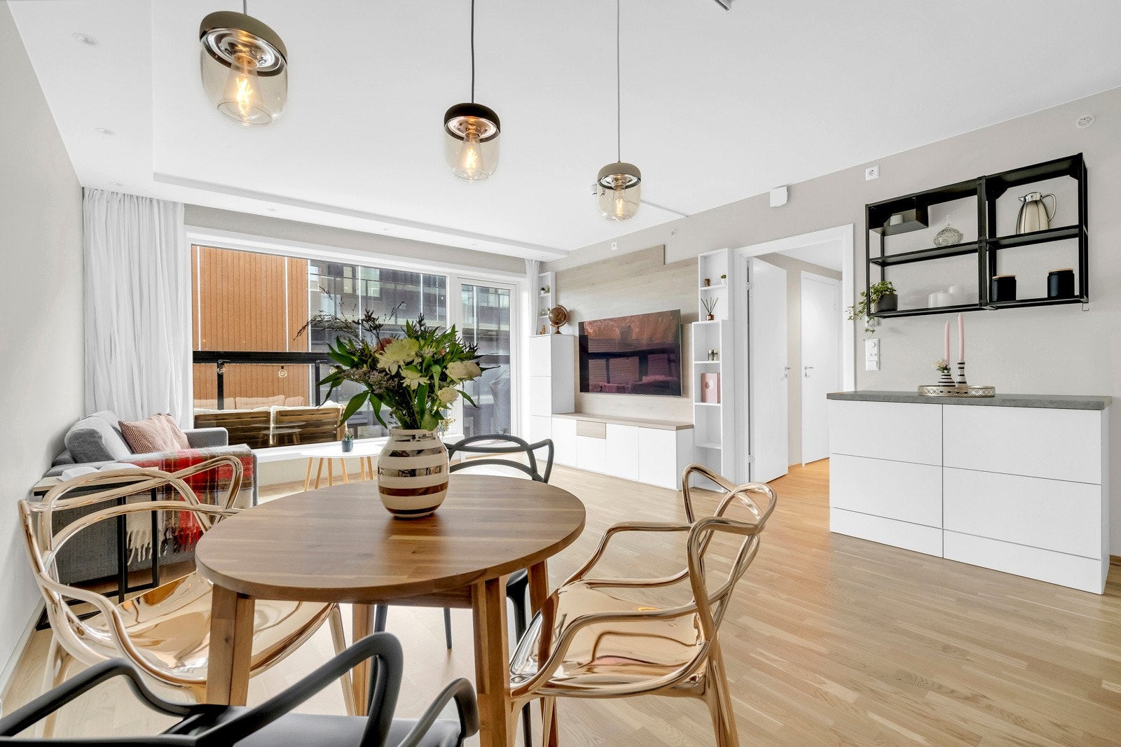 Er plass til en spisestue mellom kjøkken og stue Galleribilde