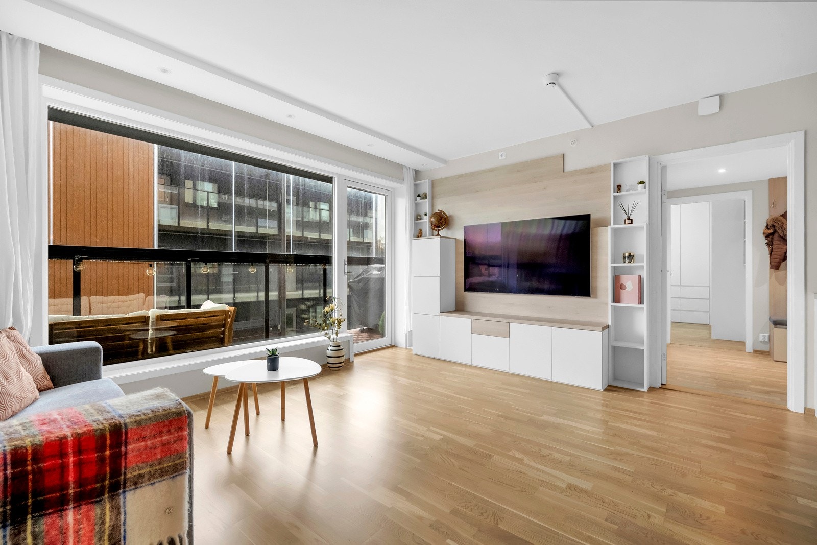 Stue med god plass til sofa og tv-seksjon. Galleribilde