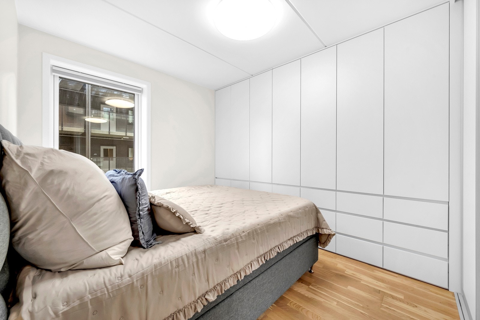 Soverom 1 / hoved soverommet har du god plass til garderobeskap. Galleribilde