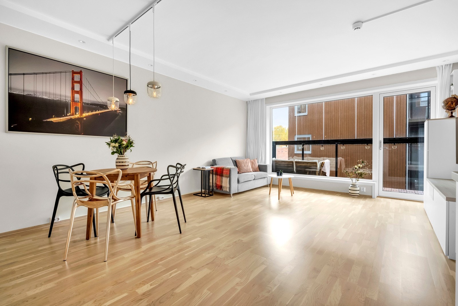 Stor stue med åpen kjøkkenløsning Galleribilde