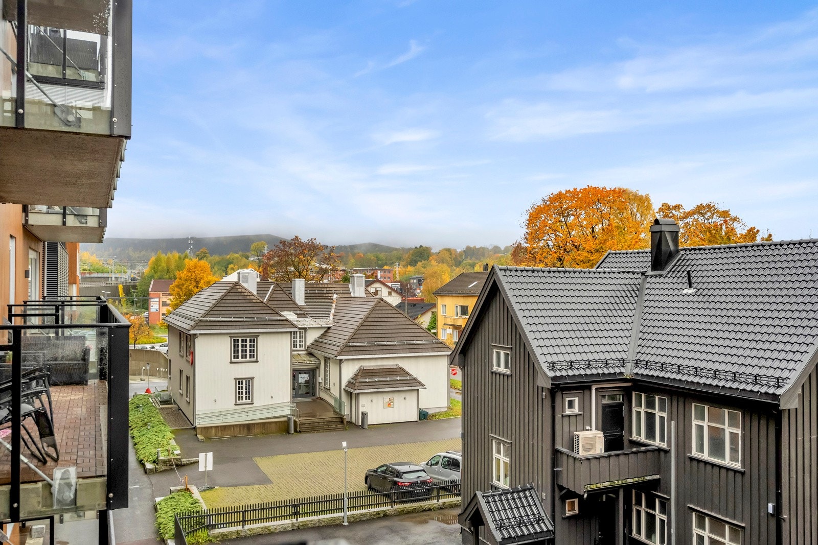 Kveldssol kommer inn på balkongen Galleribilde