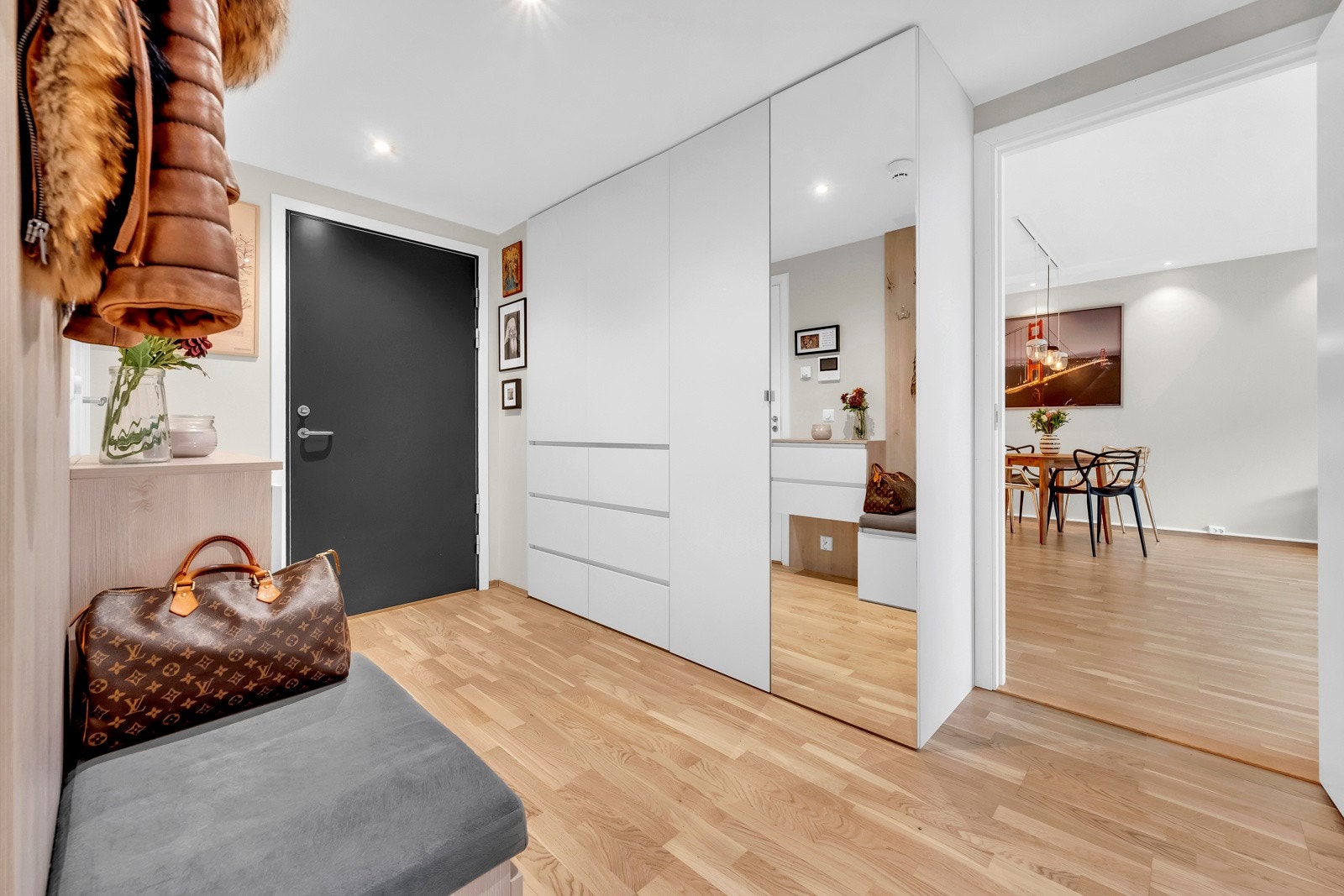 Entre/hall med plass til garderobeskap. Galleribilde