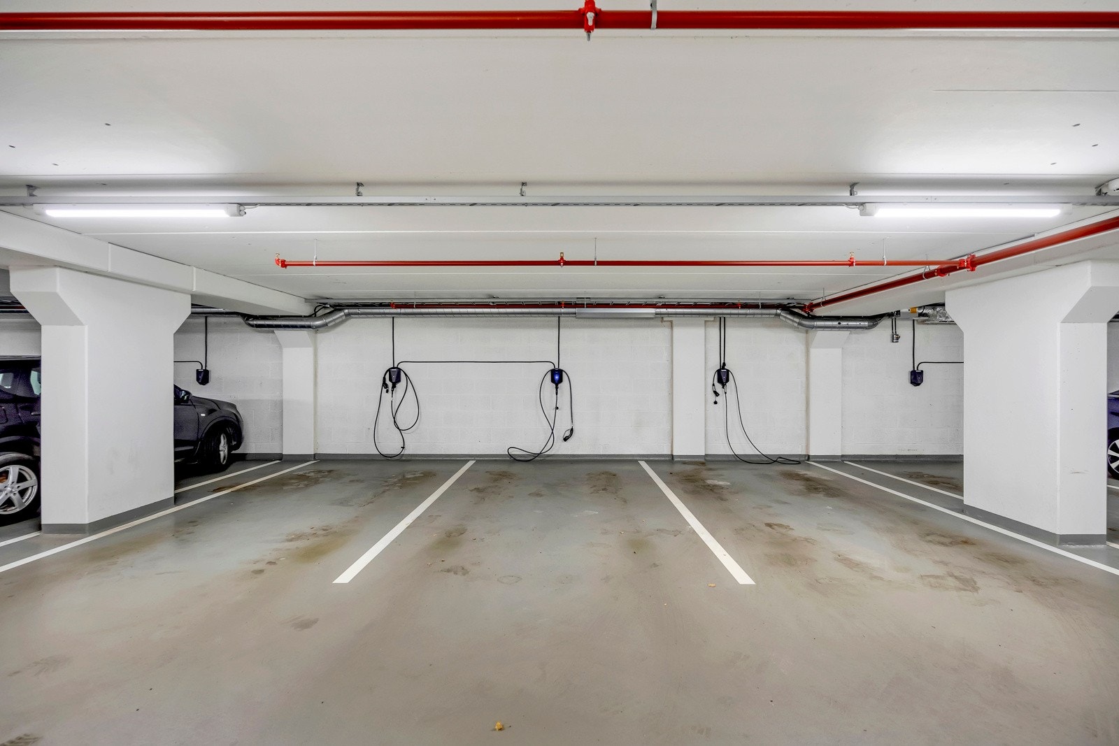 Stor garasjekjeller - romslig p-plass. Galleribilde