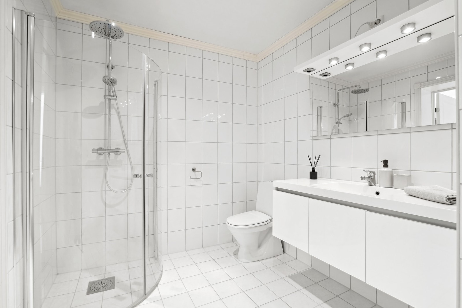 Badet holder en svært god størrelse og er pent helfliset i lyse fargetoner med elektriske varmekabler i gulvet. Galleribilde