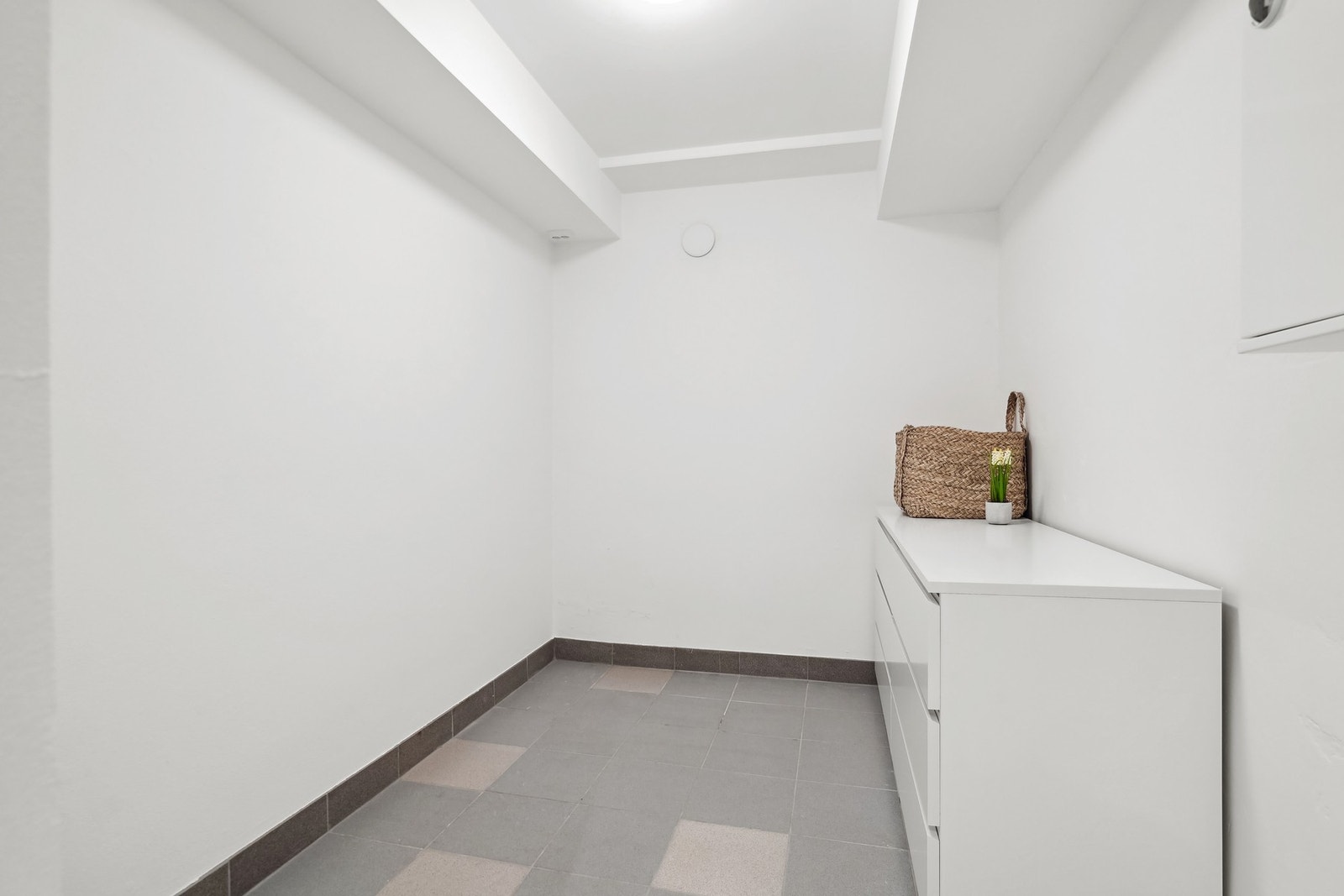 Fra badet har man tilkomst til en praktisk og flislagt bod med god lagringsplass. Galleribilde