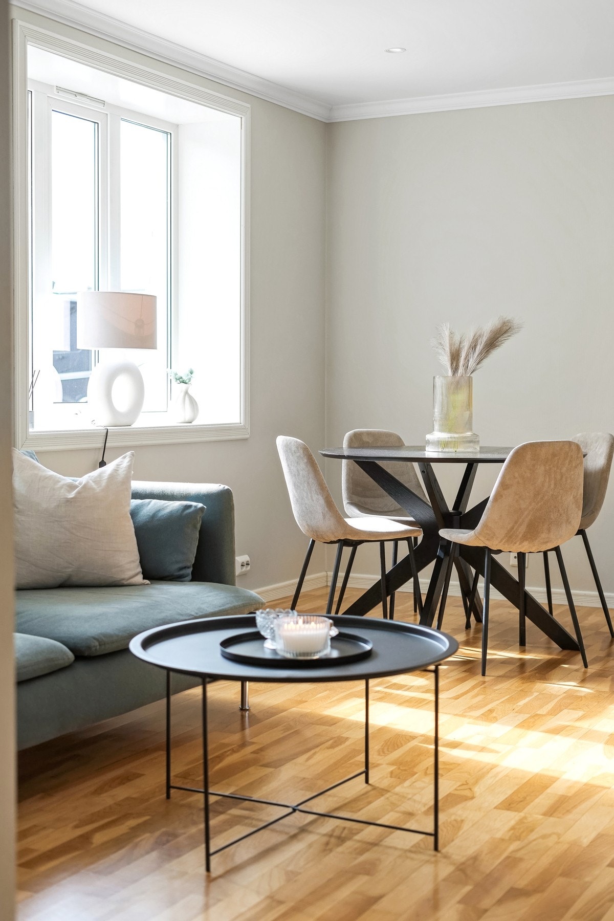 Det er god plass til både spise- og sofagruppe i stuedelen. Galleribilde