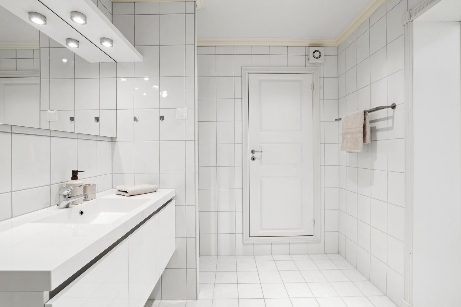 Badet er utstyrt med en romslig baderomsinnredning, toalett og dusjhjørne med innsvingbare dusjdører - dørene var nye i 2024. Galleribilde