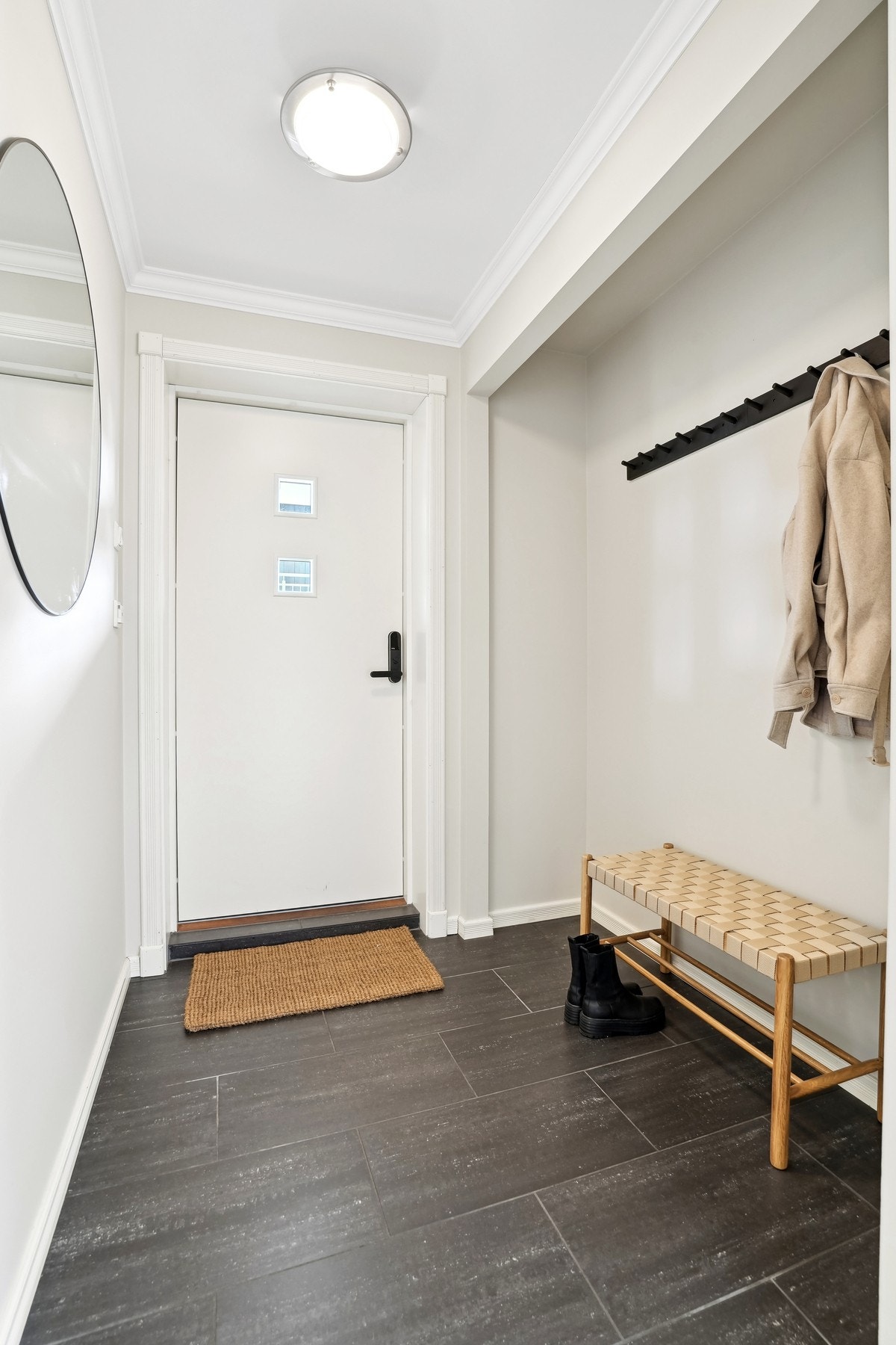 Velkommen inn! Entréen er innbydende med et romslig areal og flislagt gulv. Her er det god plass til ønsket garderobeløsning for oppbevaring av sko og yttertøy. Galleribilde