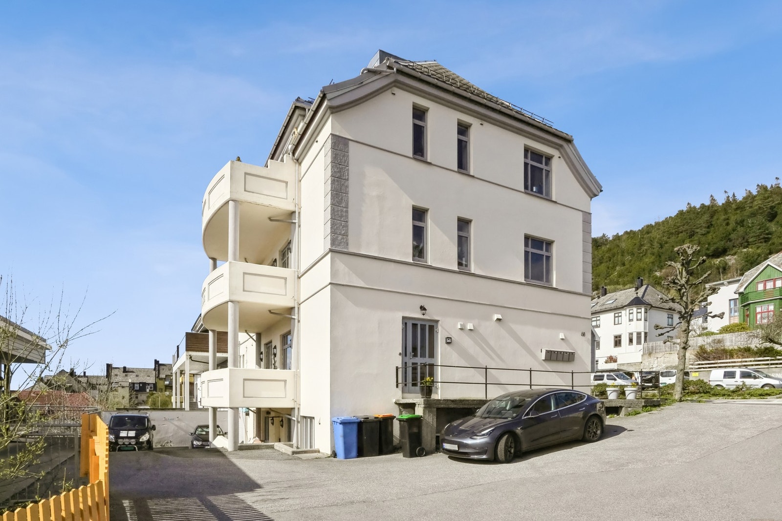 Leiligheten har en fin plassering i byggets underetasje med eget inngangsparti, uten spesielt med innsyn fra de andre seksjonene. Galleribilde