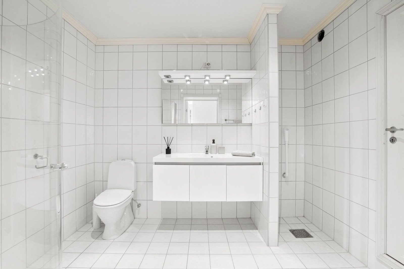 Badet kombineres med vaskerom og har en praktisk nisje med avsatt plass til vaskesøylen. Her er det opplegg for vaskemaskin. Galleribilde
