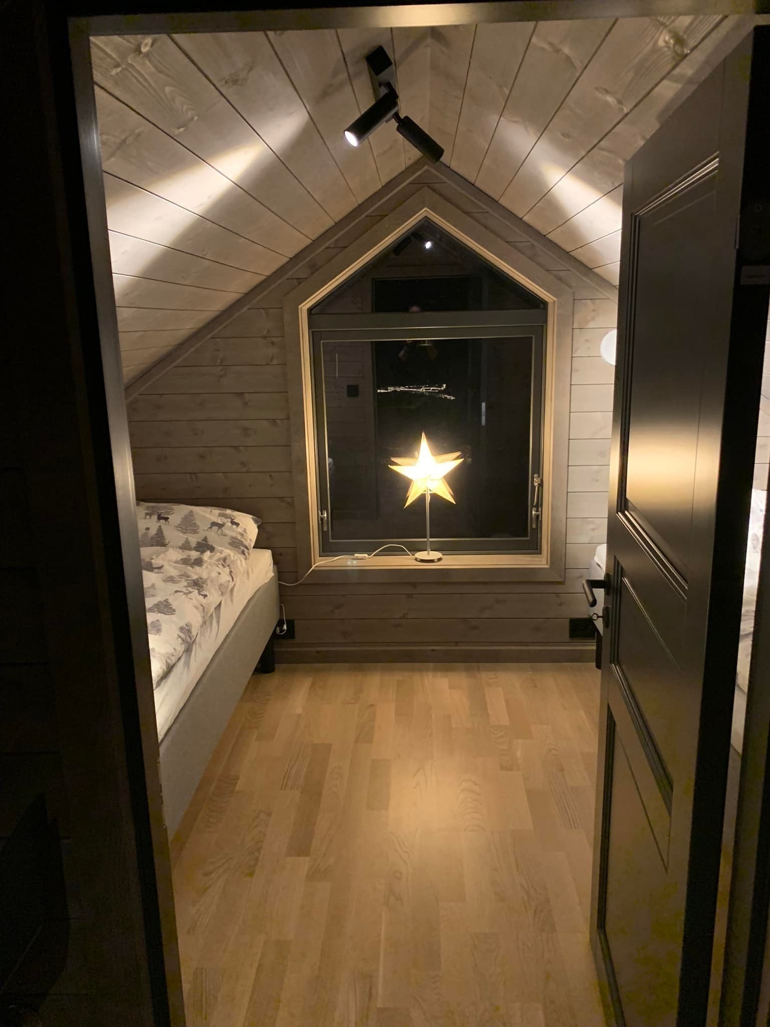 Bilde av tilsvarende SOLHEIM 80 hytte som er bygget på Turufjell. Denne ligger ved istjernvegen. Galleribilde