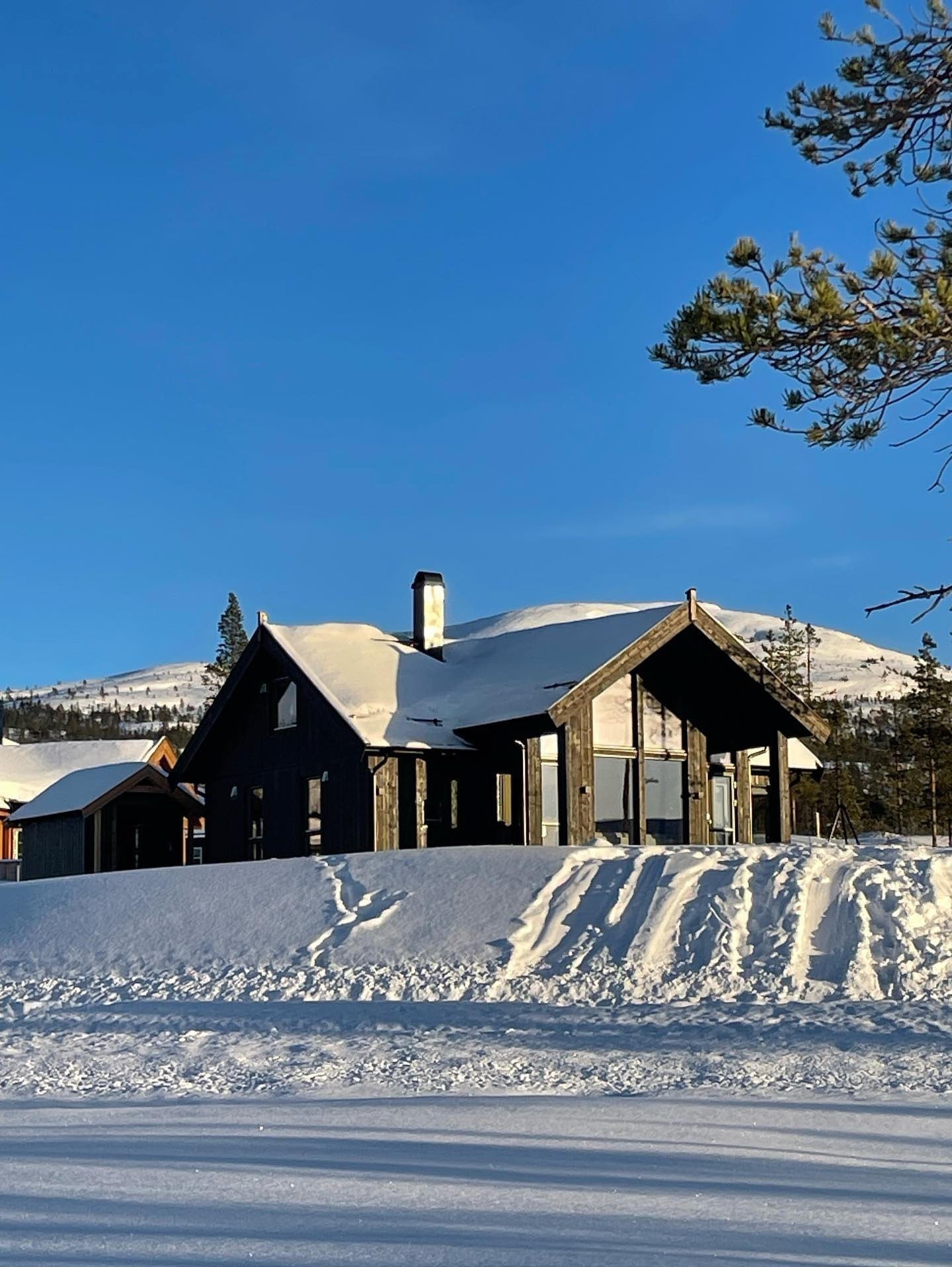 Tilsvarende Solheim 80 hytte bygget på Turufjell ved istjern Galleribilde