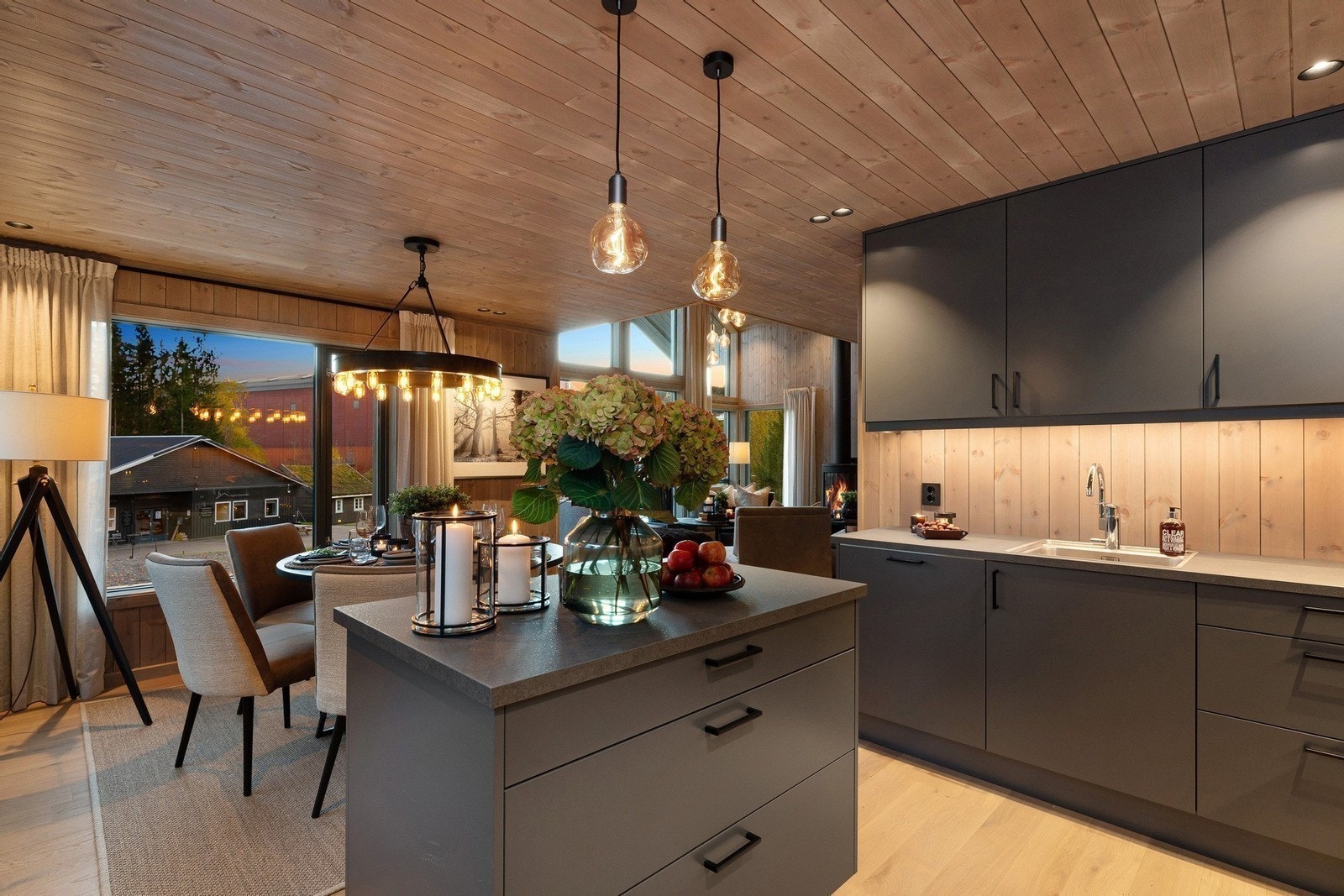 Vi har også en annen variant av SOLHEIM som også kan bygges på Turufjell. Denne heter Solheim 110 og er vår visningshytte på Norsk Hyttesenter. Kom gjerne innom for visning! Galleribilde