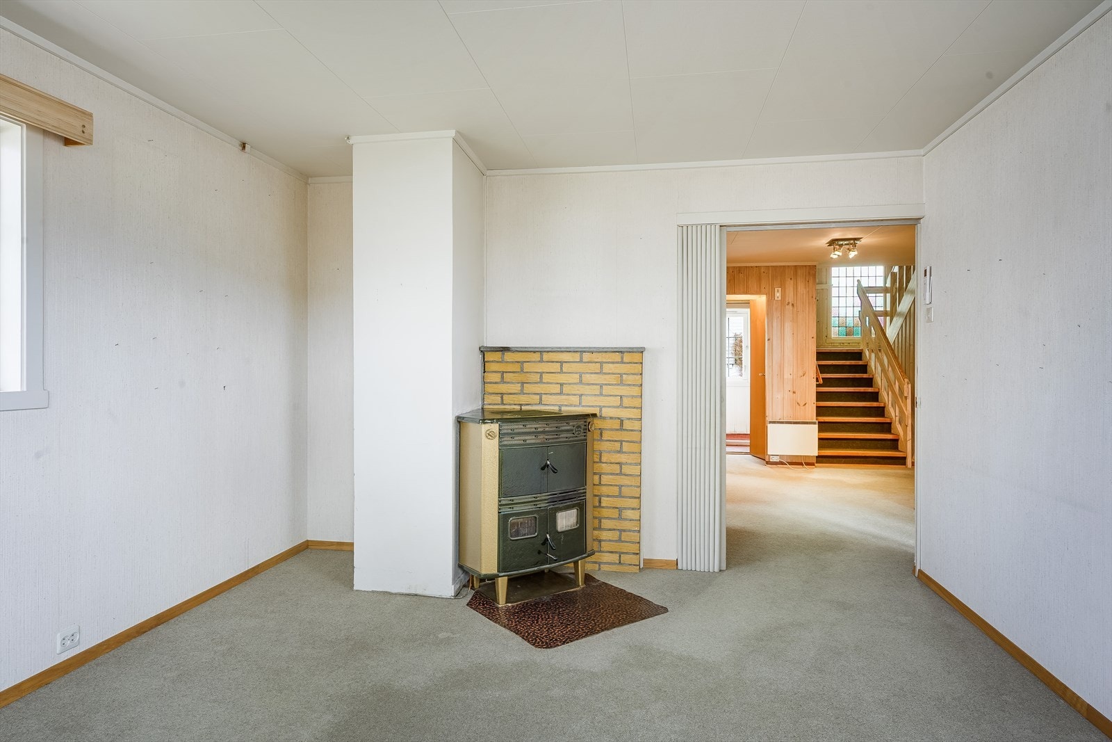 Det er montert en Trolla modell 730 på kobberplate - et kombinert ildsted for fast og flytende brensel. Galleribilde