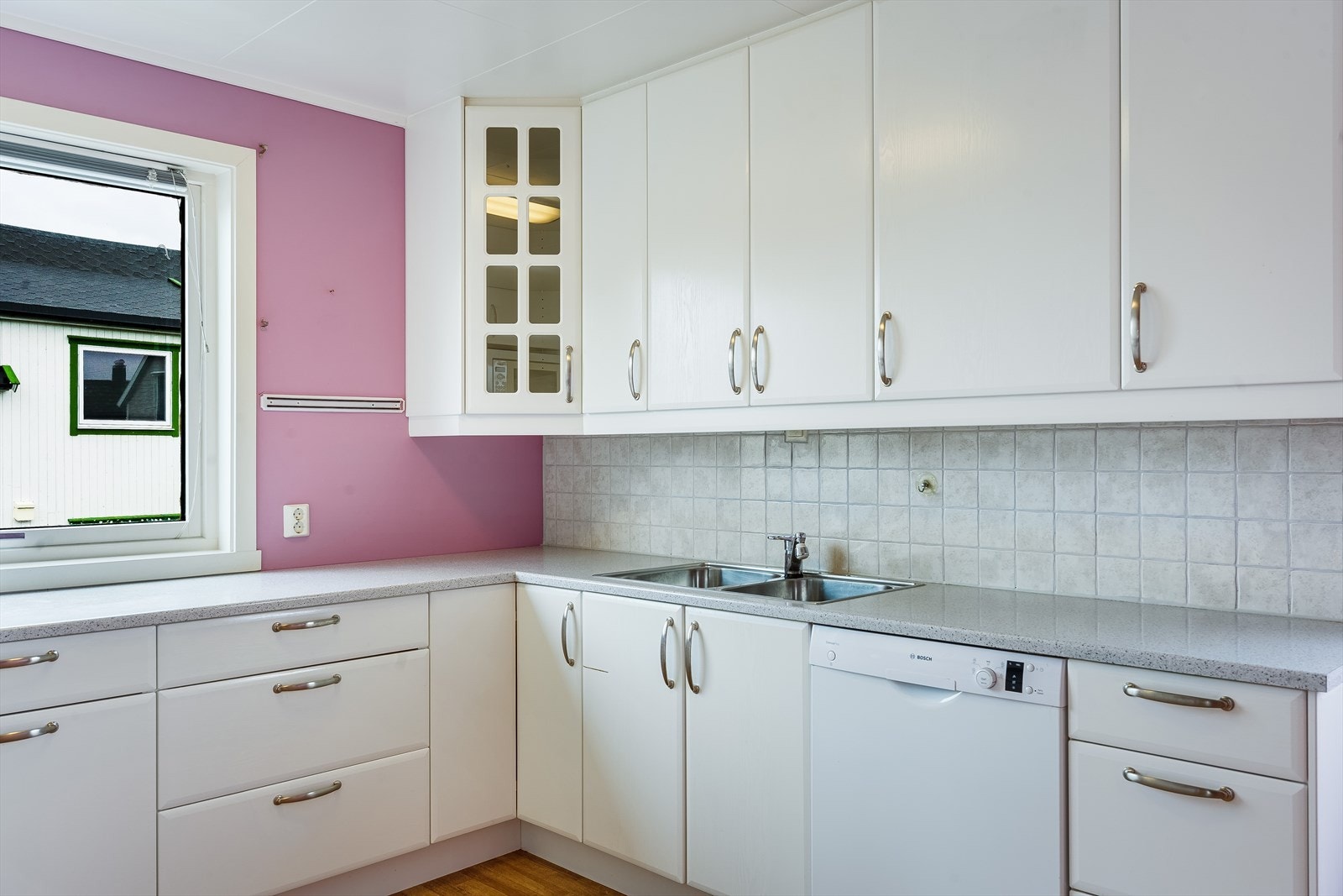 Integrerte hvitevarer inkluderer oppvaskmaskin, platetopp, stekeovn og mikrobølgeovn (sistnevnte opplyst å være defekt). Galleribilde