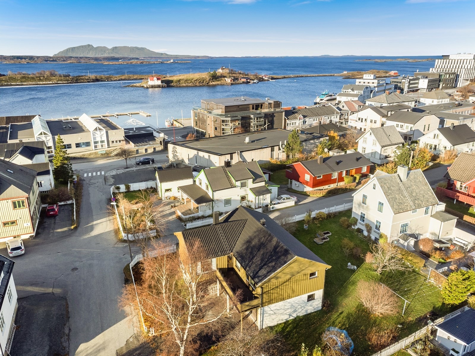 Her bor du sentralt og komfortabelt, med gangavstand til alle hverdagens fasiliteter. Havnesenteret med dagligvarebutikk, butikker, frisør og café m.m. ligger i umiddelbar nærhet. Galleribilde