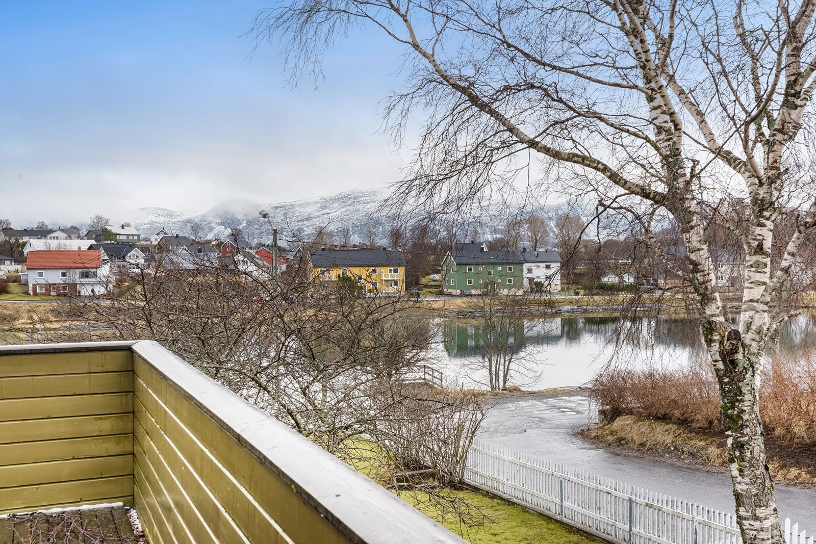 Denne verandaen danner også overbygget til inngangspartiet i første etasje. Galleribilde
