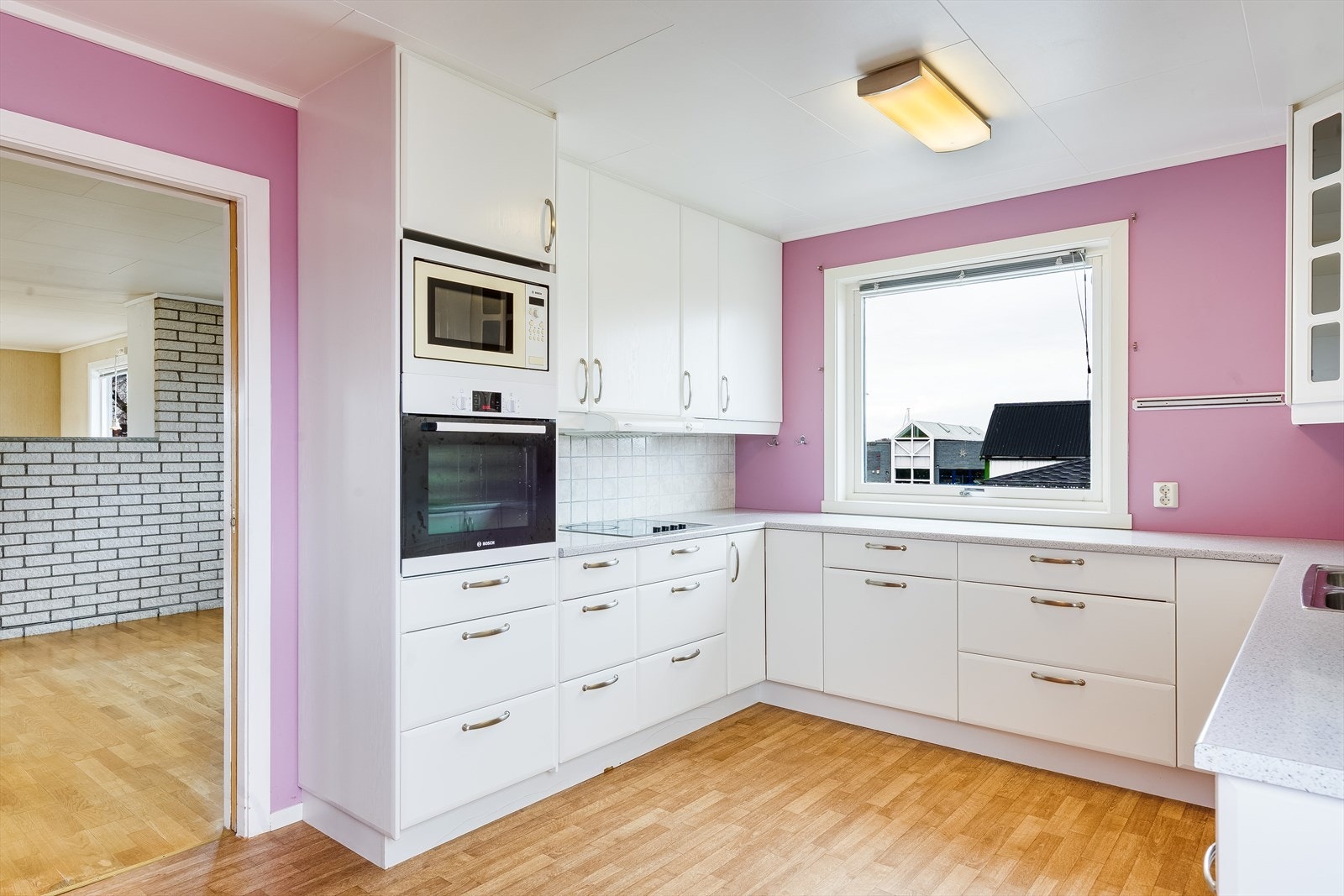 Kjøkkenet ble fornyet rundt 2010 med hvit innredning (fra Kjøkkenfornyeren) og har laminert benkeplate med dobbel stålvask. Galleribilde