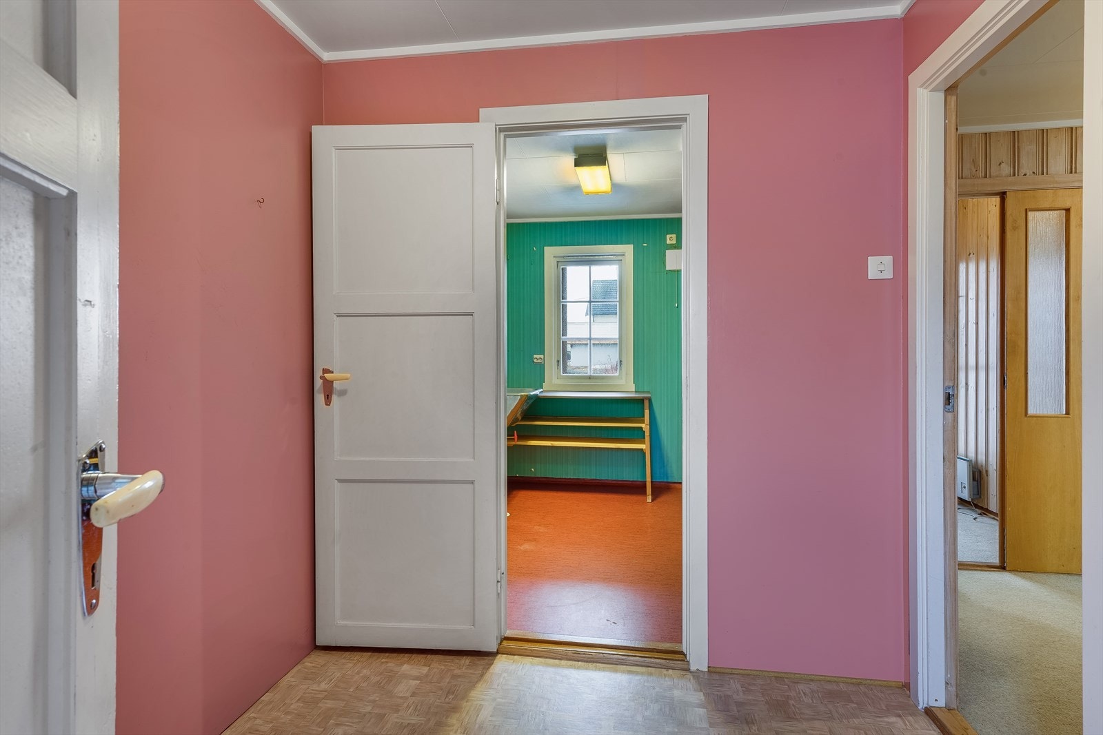 Mellomgang med inngang til 2 boder, vaskerom og hall/gang Galleribilde