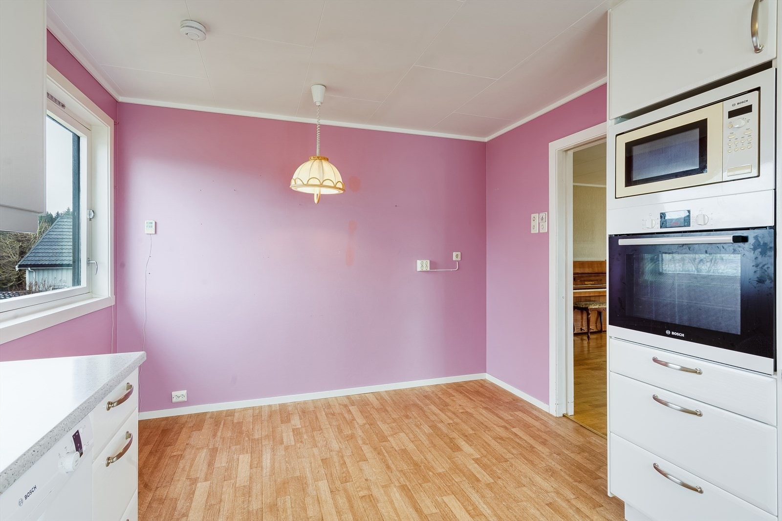 Det er god plass til spisebord ved vindu, i tillegg til spisestueområdet. Galleribilde