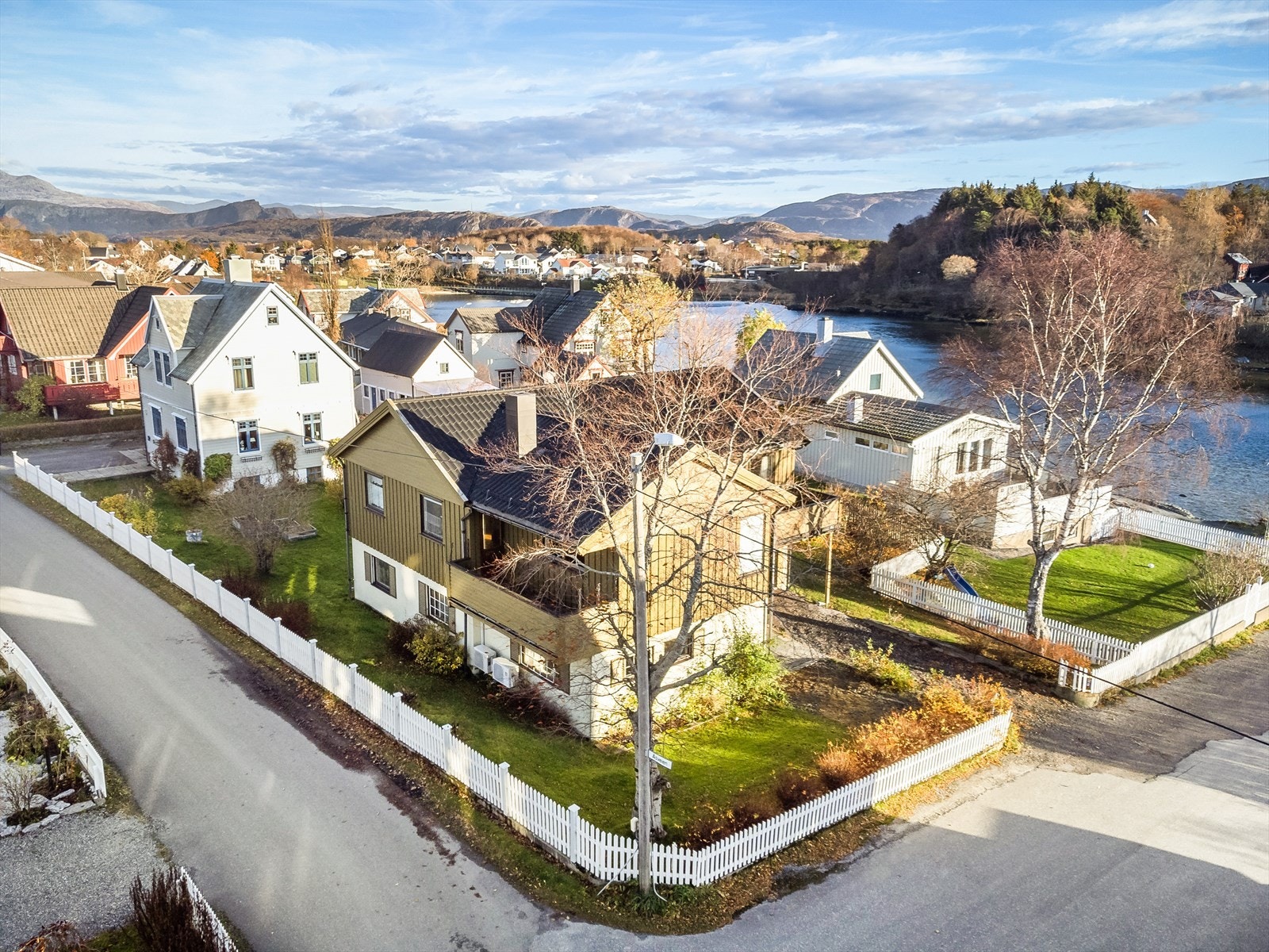 Boligen har en attraktiv beliggenhet midt i hjertet av Brønnøysund! Galleribilde