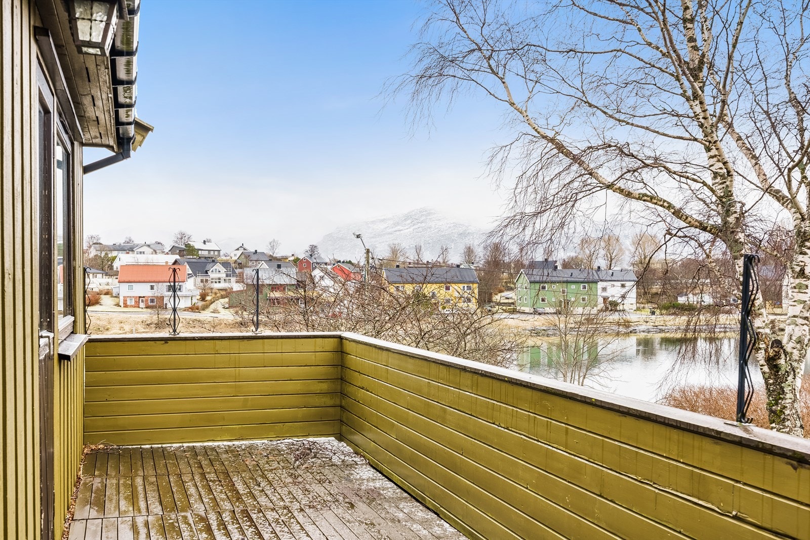 Sørøstvendt på ca. 12 m², med utgang både fra stuen og et av soverommene. Galleribilde