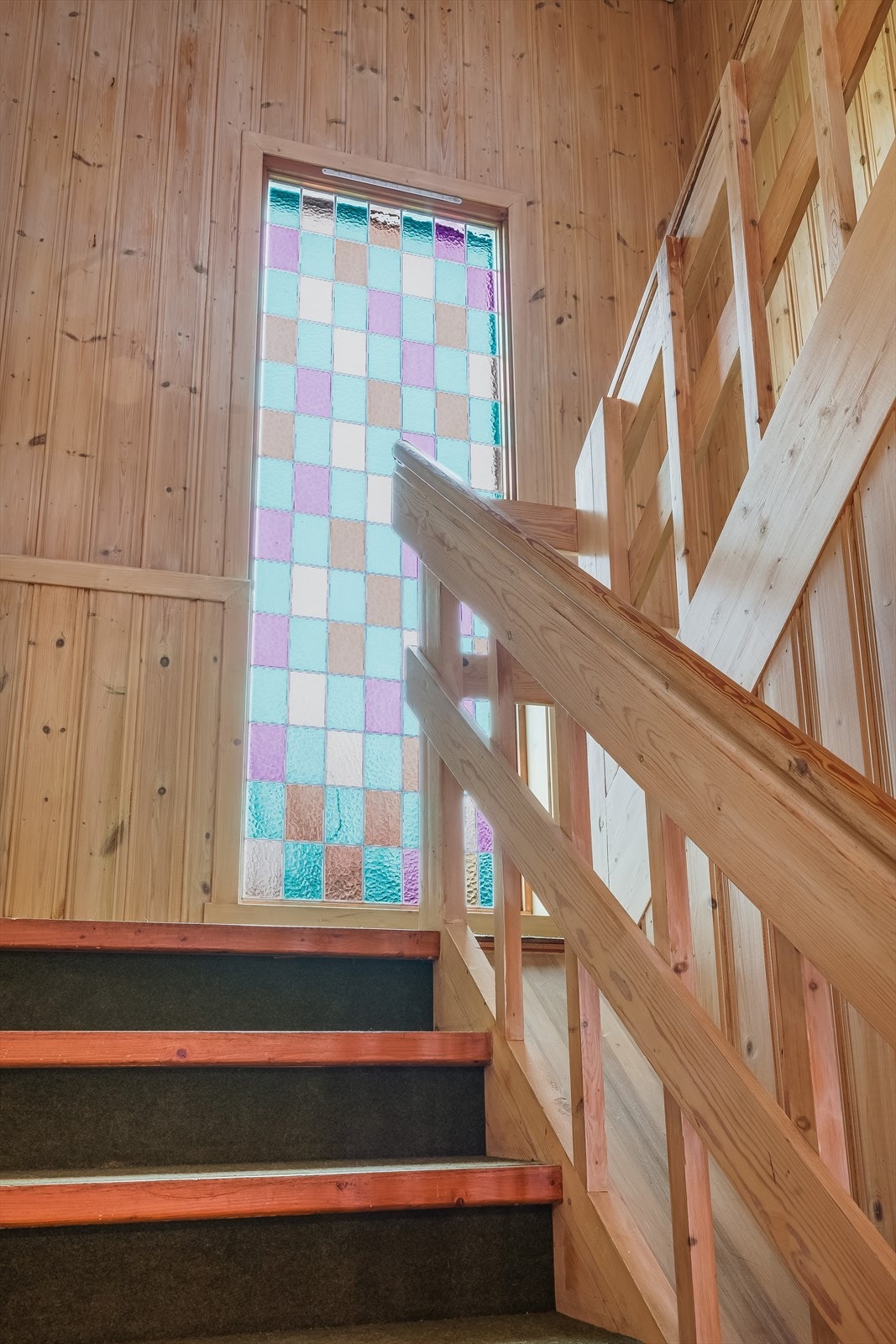 Hall/gang får flott lysinnslipp fra dekorative blyglassvinduer i trapperommet. Herfra er det inngang til stue, to soverom og toalettrom. Galleribilde