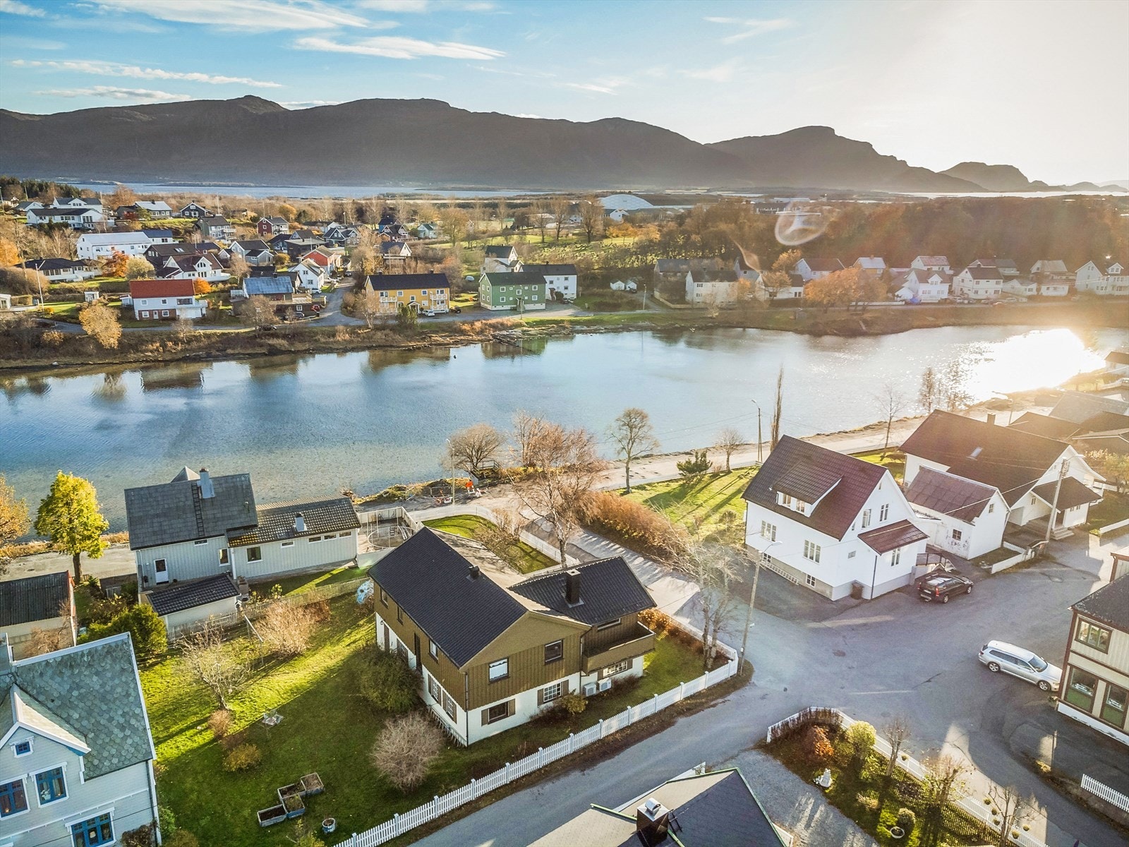 Eiendommen har også utsikt og nærhet til Frøkenosen - et flott rekreasjonsområde midt i byen, ideelt for turer, avslapning og naturopplevelser året rundt. Galleribilde
