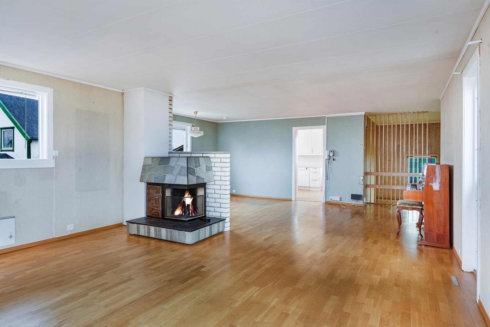 Andre etasje fremstår lys og luftig, med store vindusflater og en god planløsning. Galleribilde