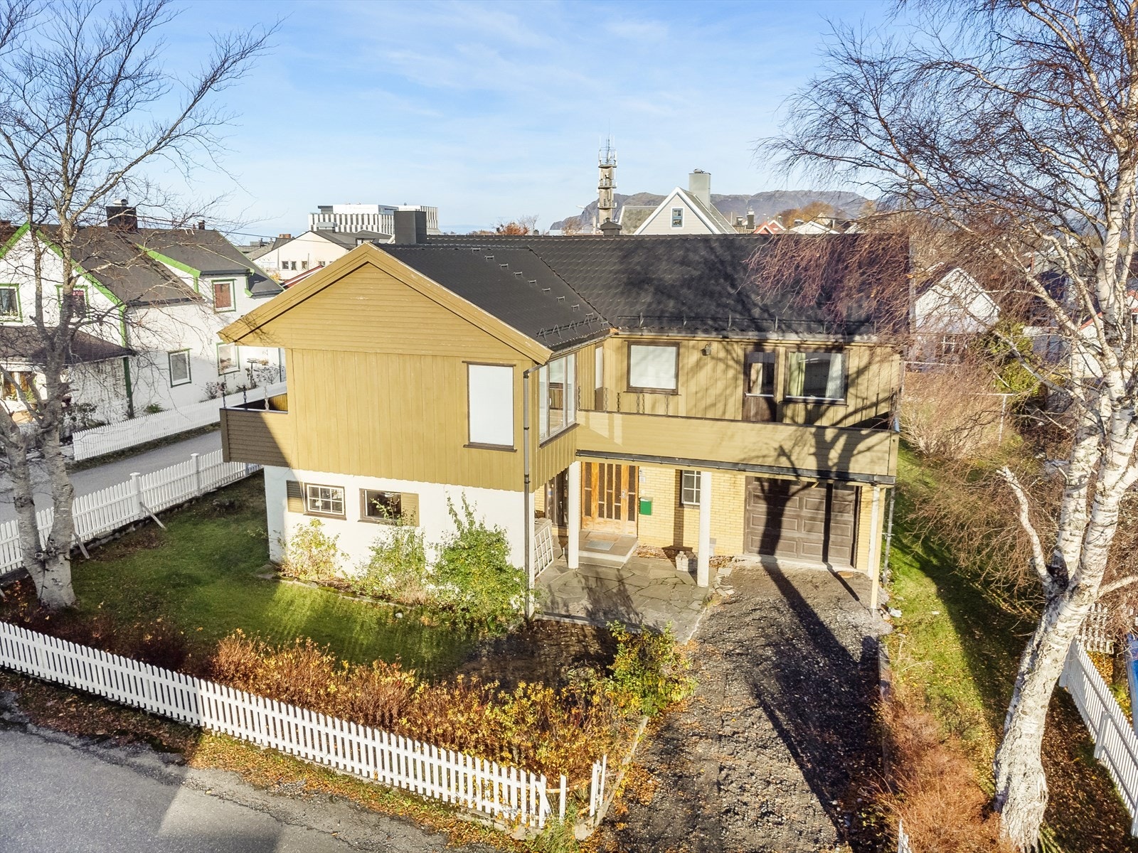 Hovedinngangen ligger mot sør, skjermet under en sørøstvendt veranda. Galleribilde