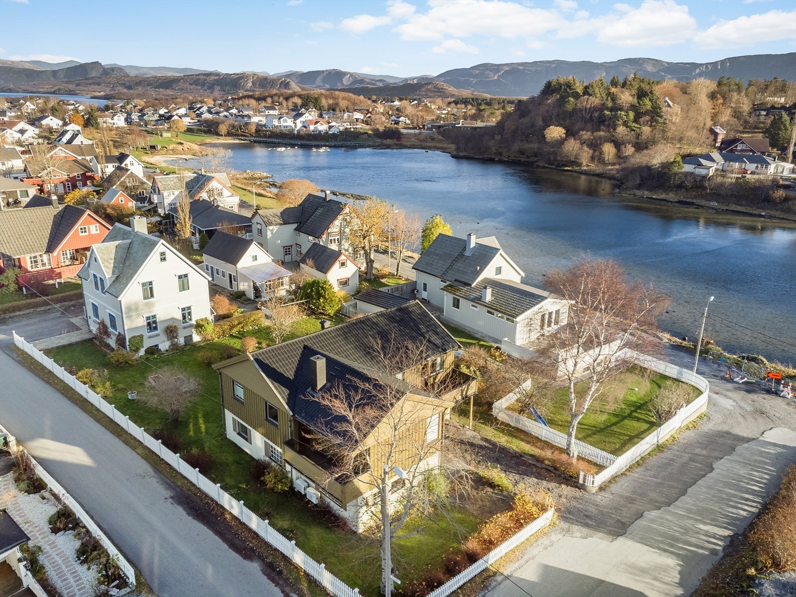 Adkomst til eiendommen fra kommunal vei. Innkjørsel i sør. Kommunal vei til og forbi eiendommen på to sider. Galleribilde