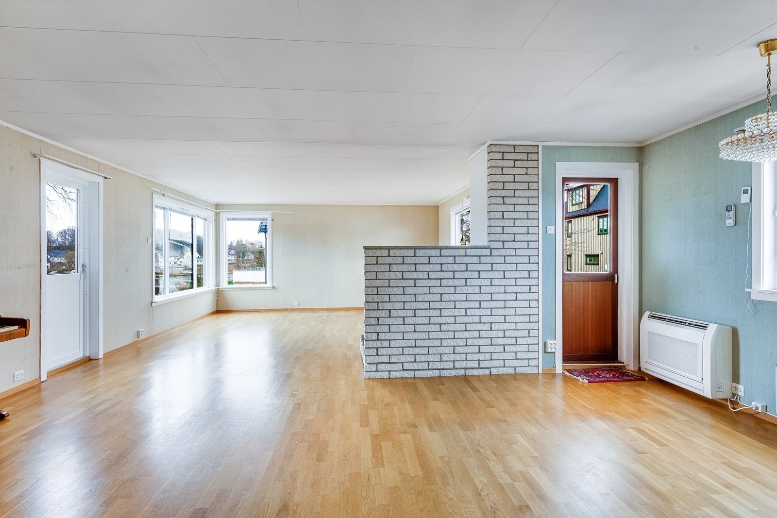 Du kommer opp til en romslig stue på ca. 50 m² med mange møbleringsmuligheter. Galleribilde