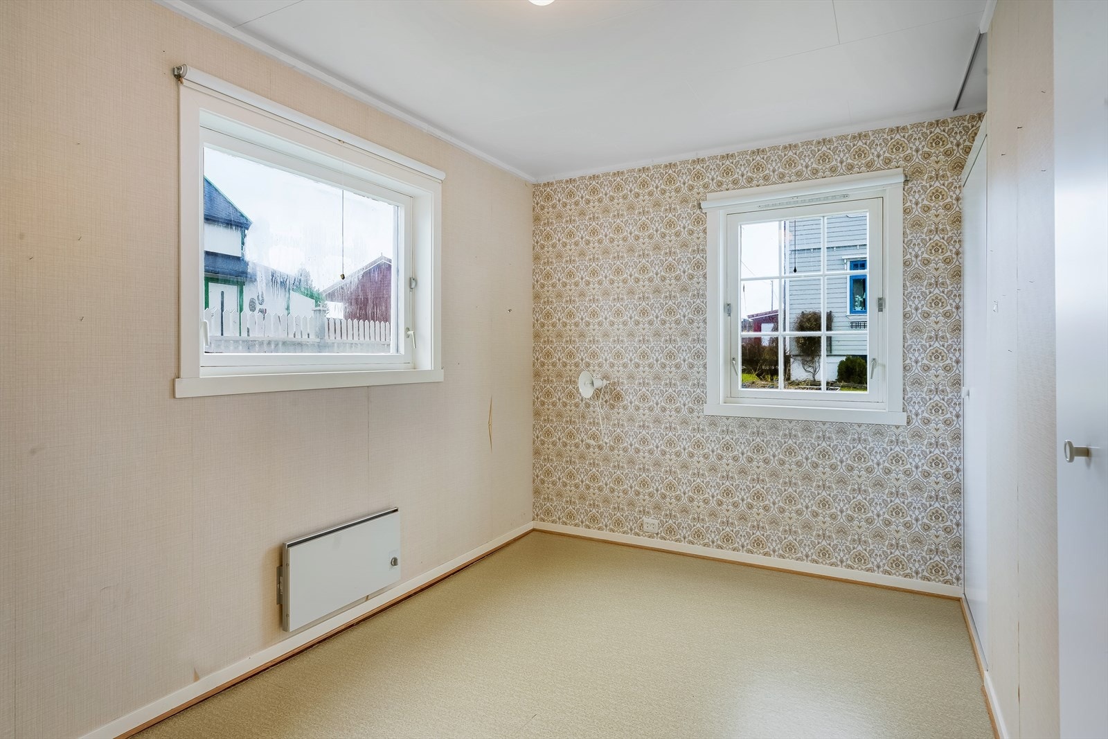 Soverom er ca. 11 m² og har innebygde garderobeskap. Galleribilde