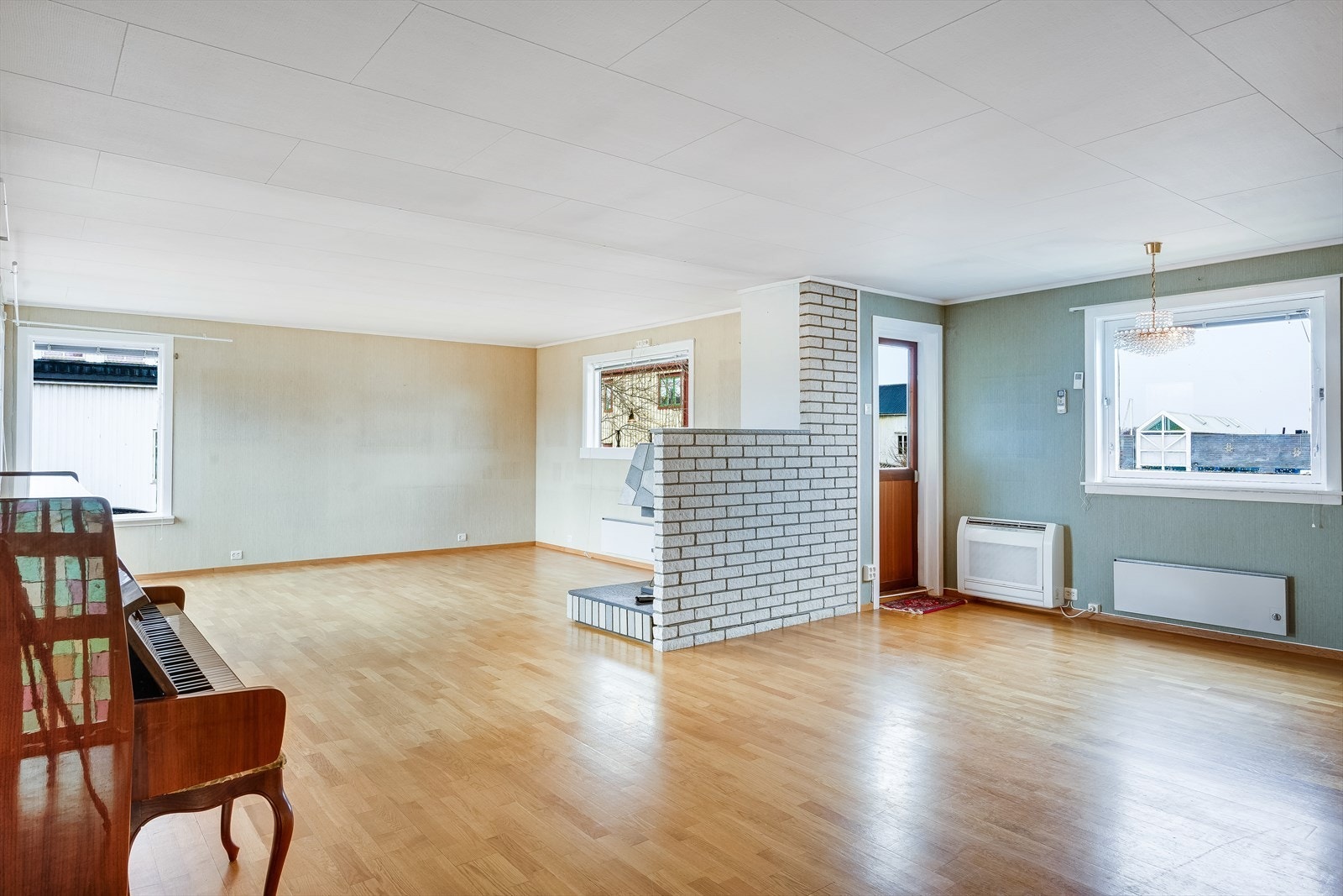 Fra stuen er det utgang til to verandaer, en i sørøst og en i vest. Galleribilde