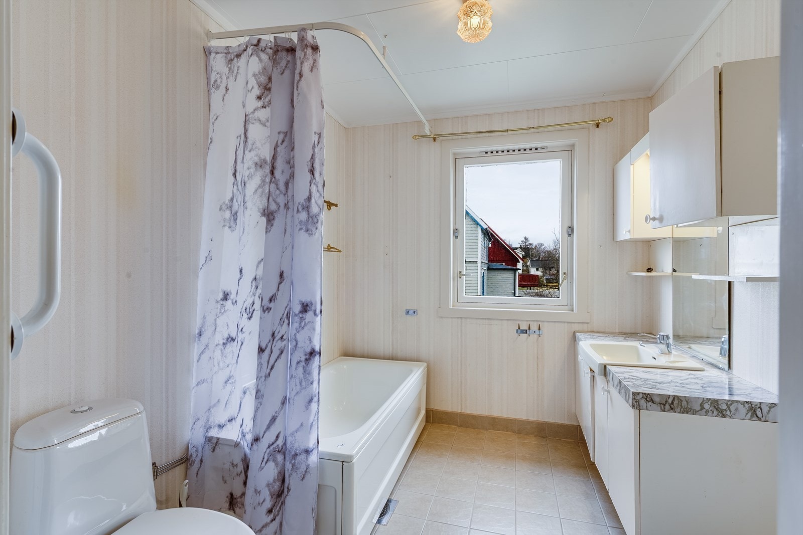 Badet er opprinnelig fra byggeåret, men har flislagt gulv fra rundt 2000 og varme i gulv. Galleribilde