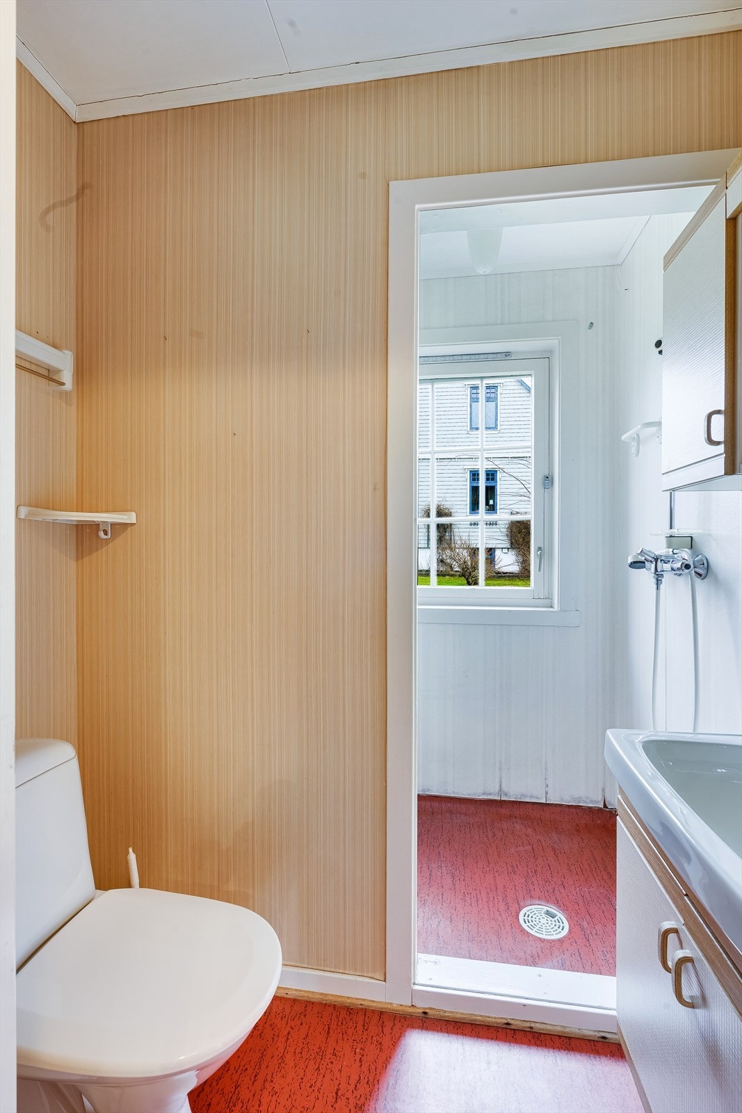 Toalettrommet består av to soner: en med toalett (fra 2023), servantskap, overskap, speil og reflektorovn, og en indre del med dusj. Galleribilde