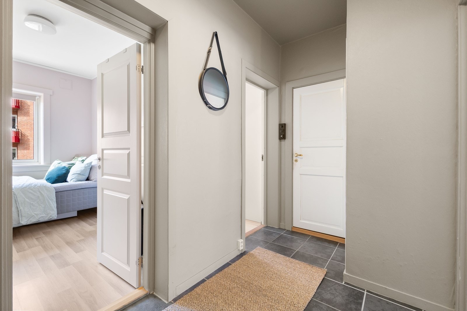 Velkommen inn! Entréen er flislagt og god plass til skjenk og kommode. Galleribilde