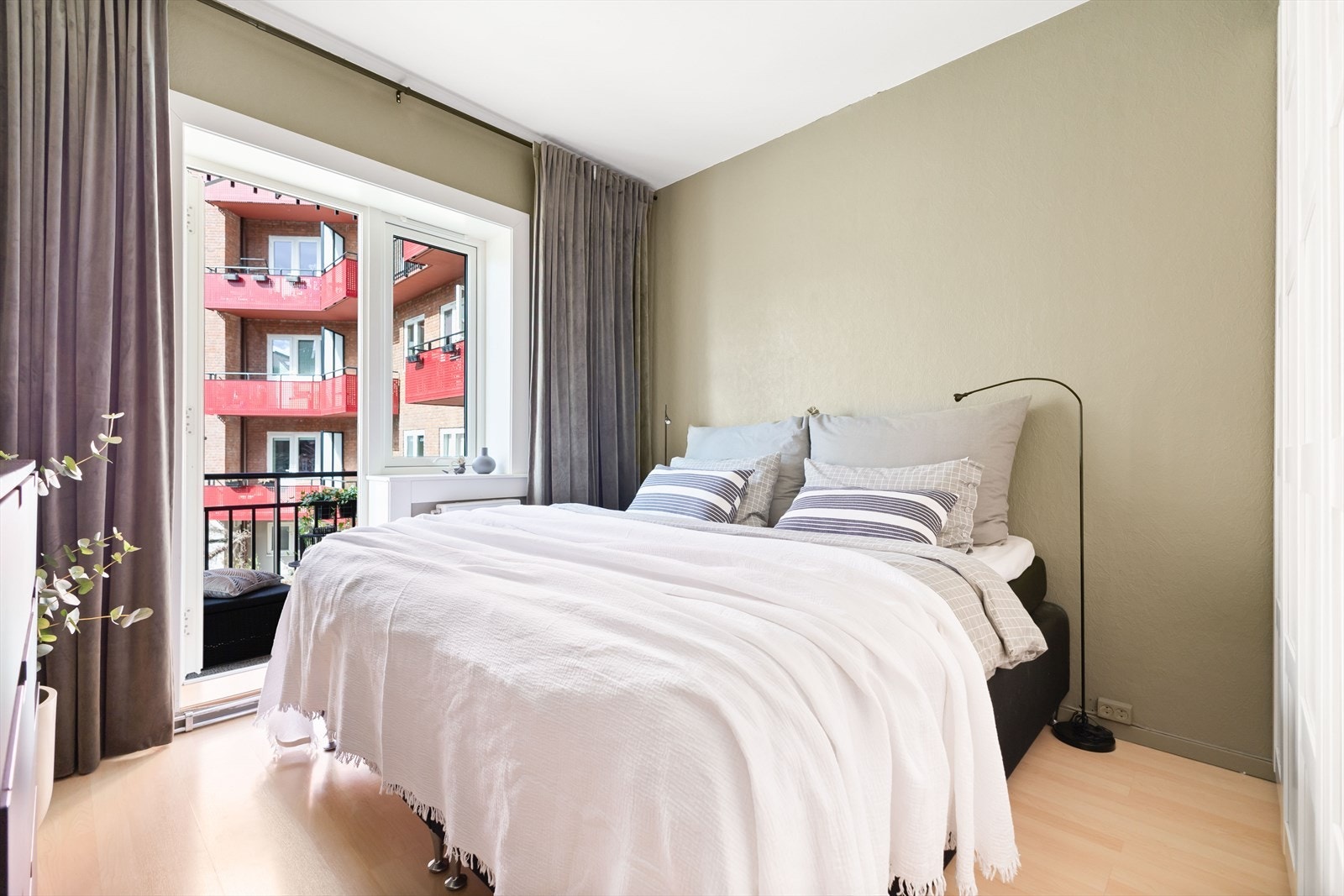 Hovedsoverommet er av god størrelse med plass til stor seng, nattbord, kommode og stor garderobeløsning. Galleribilde