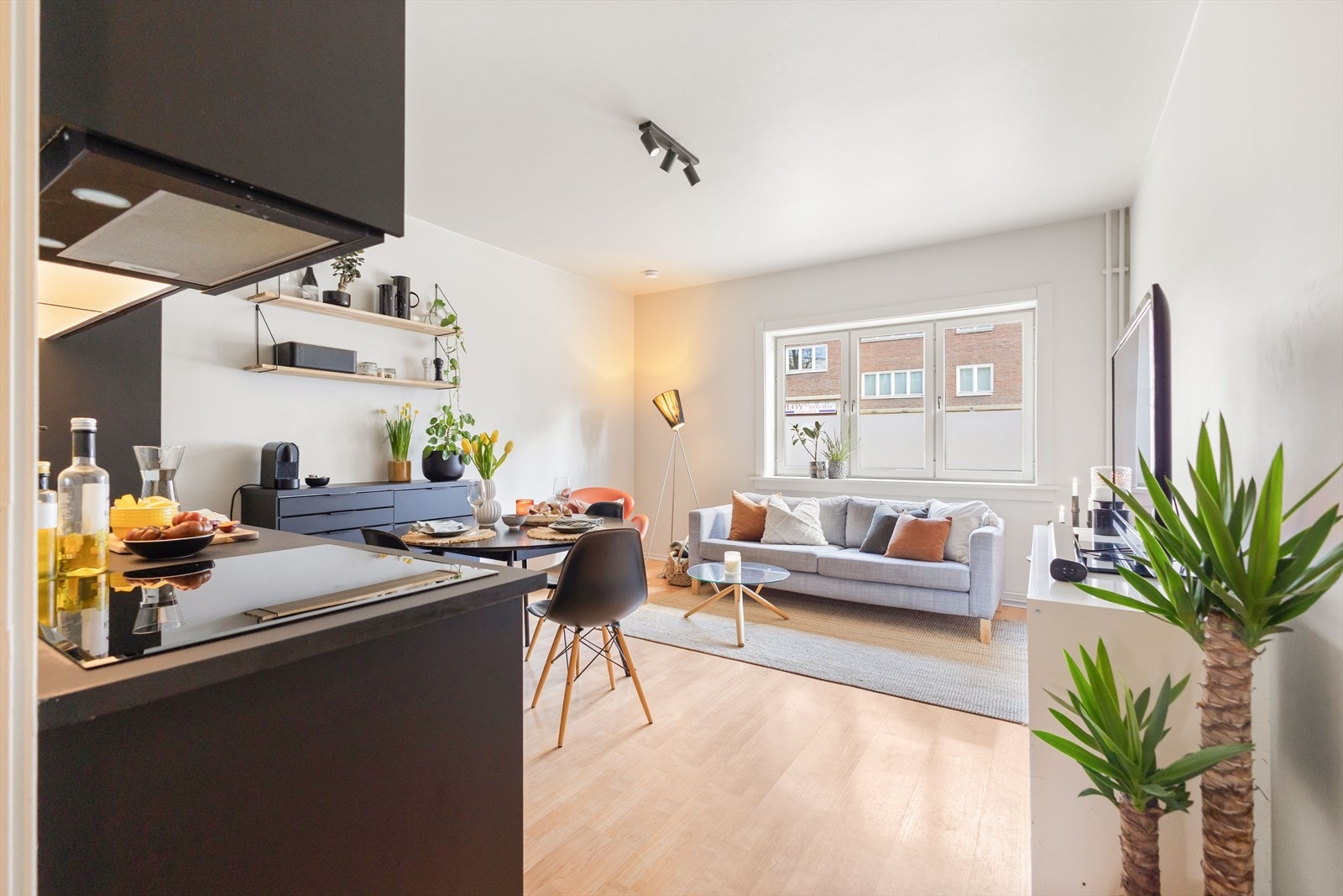 Boligen har en åpen stue/kjøkken løsning som gir oppholdsrommet en sosial og innbydende atmosfære. Galleribilde