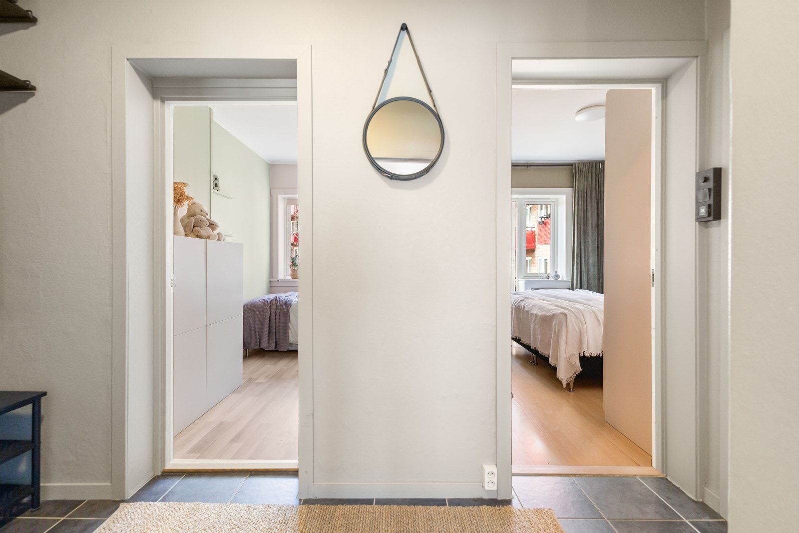 Fra entréen har du adgang til soverommene. Galleribilde