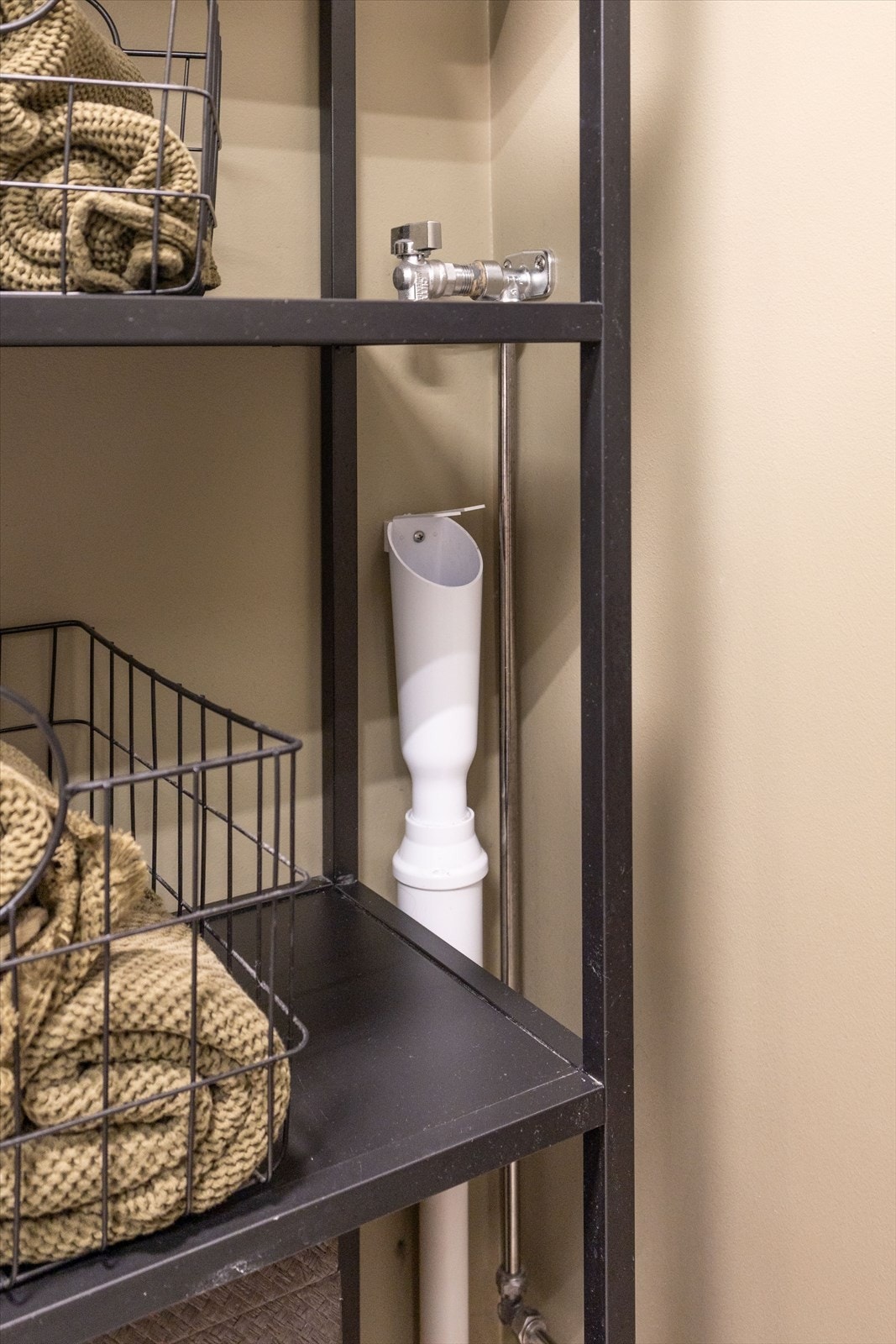 Badet har opplegg for vaskemaskin, men bygget disponerer også en vaskekjeller. Galleribilde