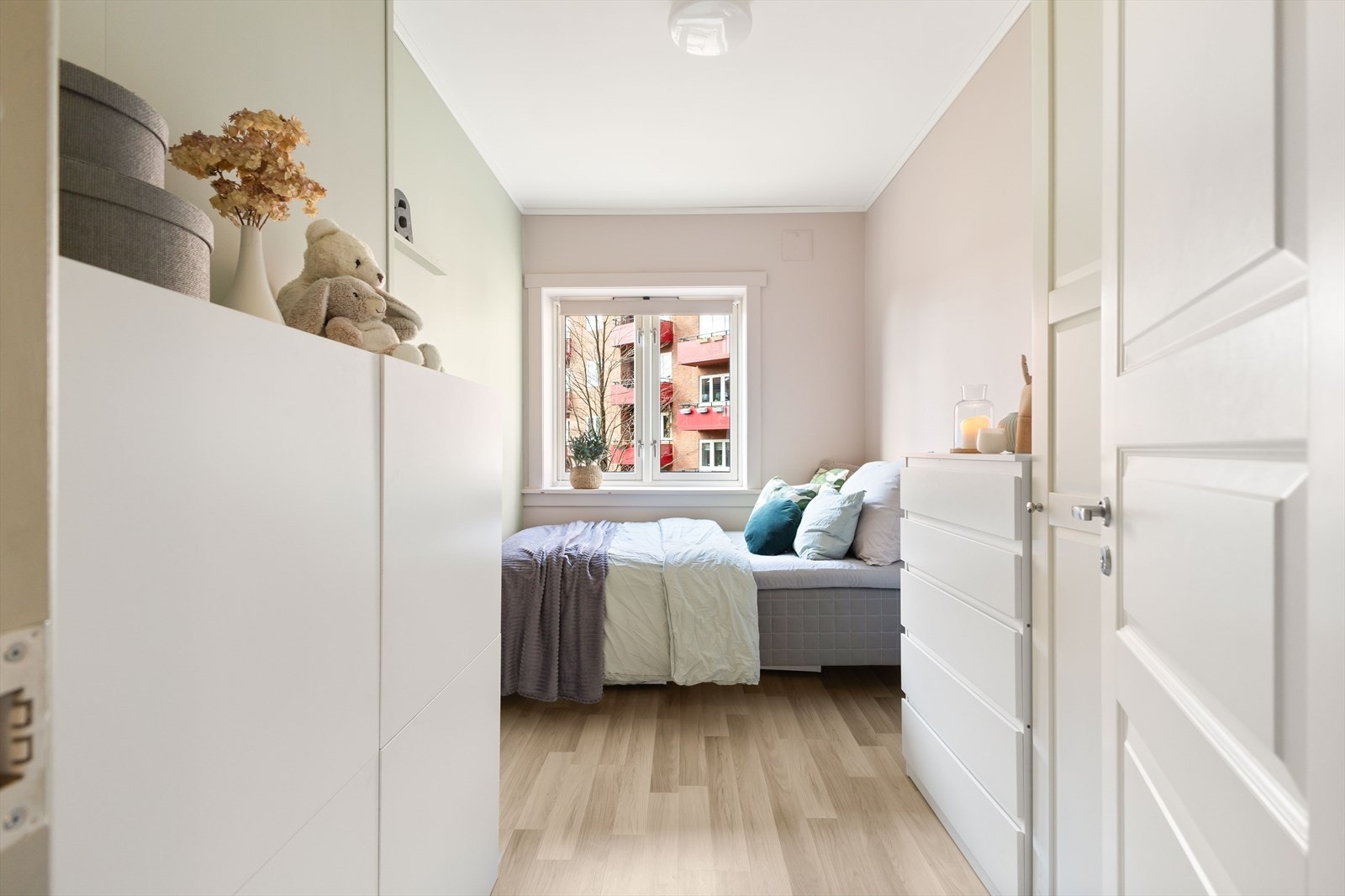 Soverom 2 er også av god størrelse med plass til seng og tilhørende garderobe. Galleribilde