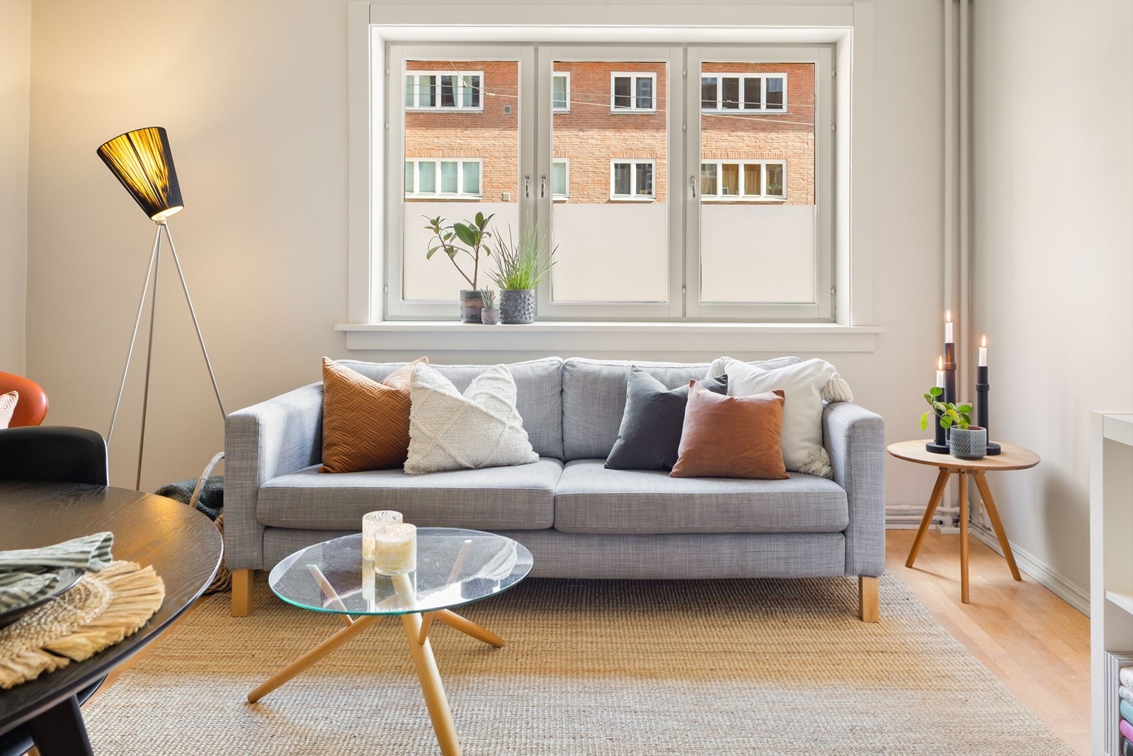 Oppholdsrommet er delt i naturlige møbleringssoner med god plass til komfortabel sofa, salongbord og spisebord. Galleribilde