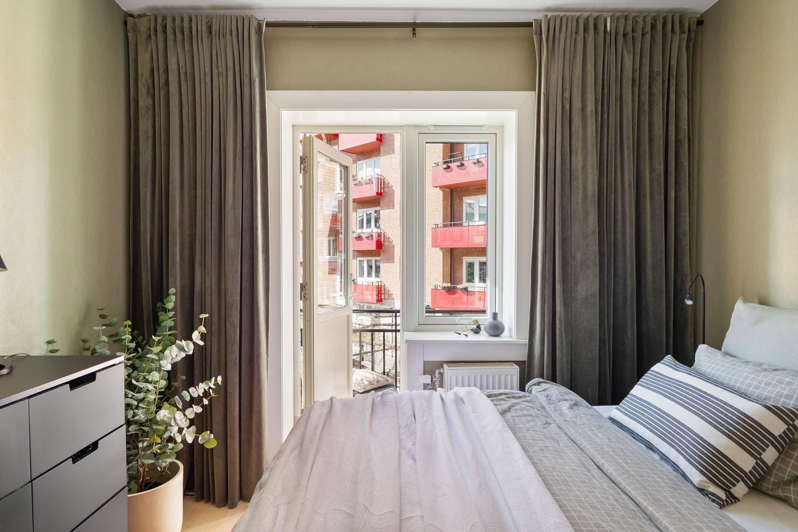 Fra soverommet har du adgang til balkongen mot rolig bakgård. Galleribilde