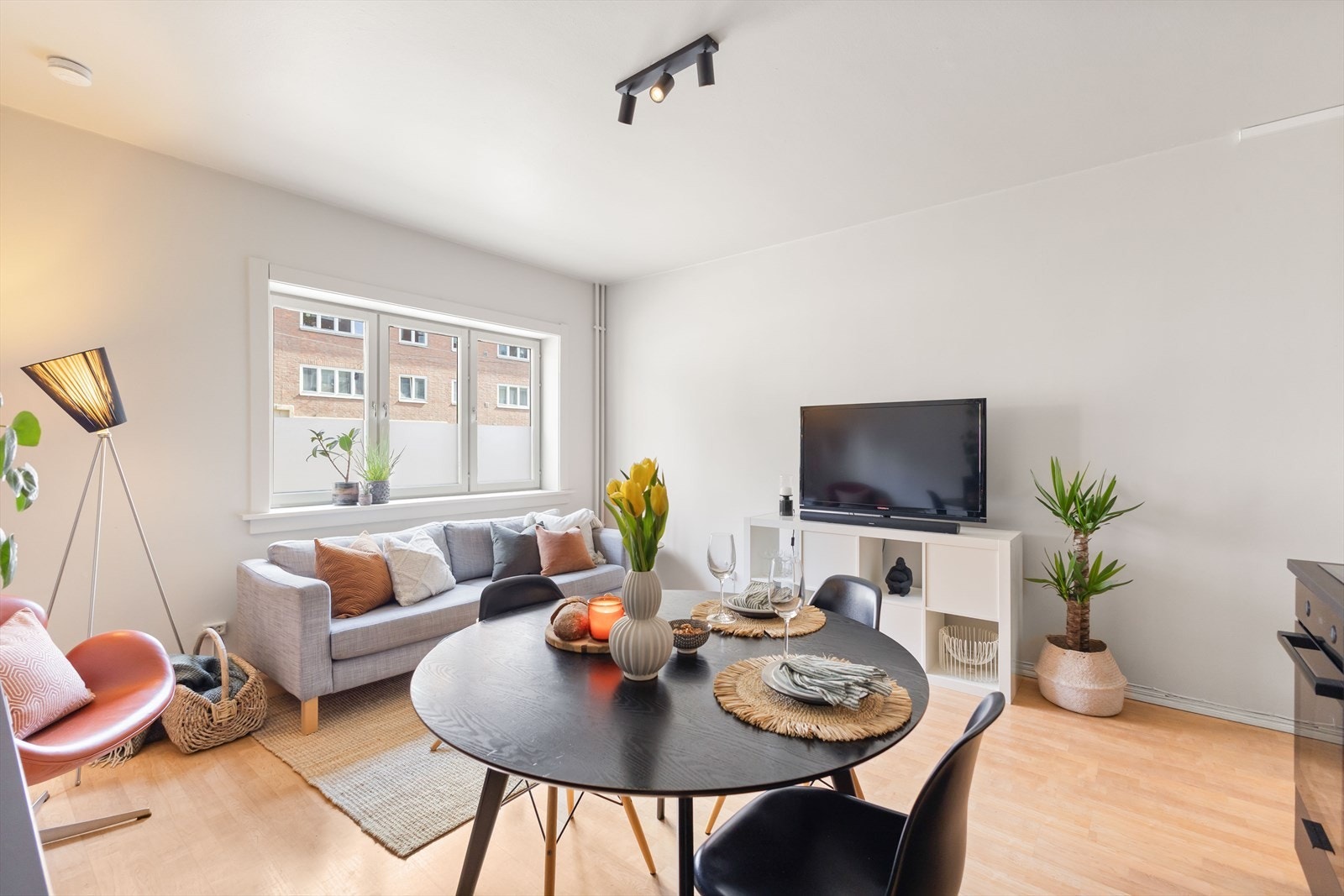 Boligen ligger sentralt og attraktivt til på Rosenhoff rett ved Torshovsdalen med kort vei til rekreasjonsmuligheter, servicetilbud og dagligvareforretninger. Galleribilde