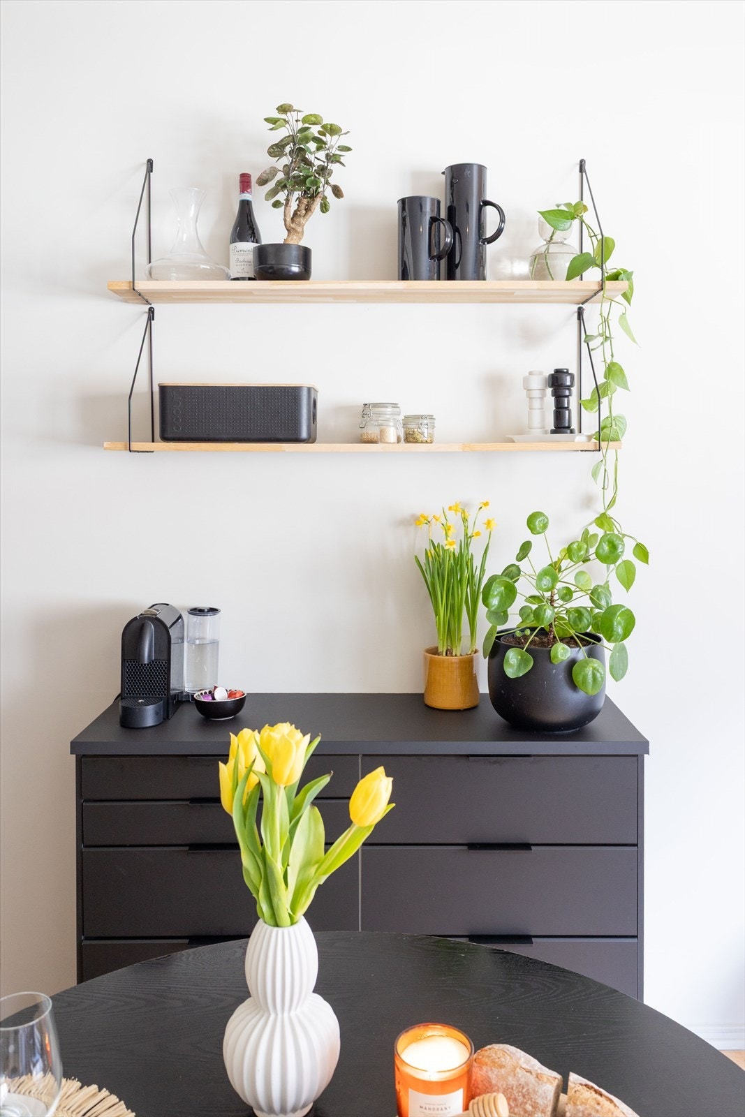 Kjøkkenet har godt med benk- og skapplass. Galleribilde